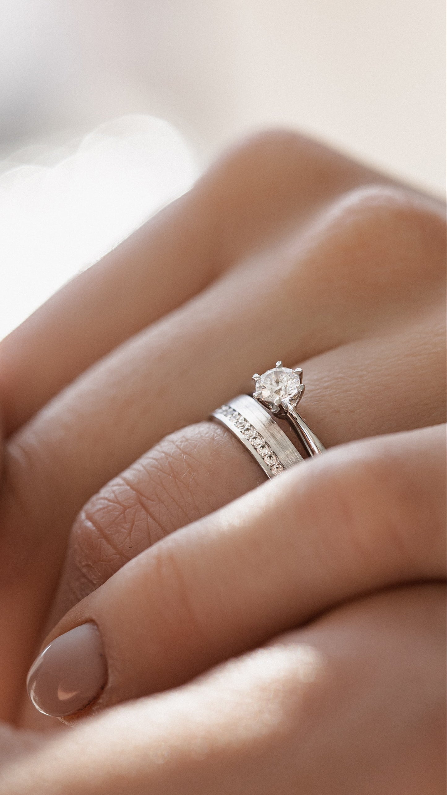 Obrączka z litego złota z diamentami. Damska obrączka z diamentami. Obrączka ślubna dla kobiet. Złota obrączka z diamentem. Obrączka dla niej. Złoty pierścionek damski. Diamentowa złota obrączka.