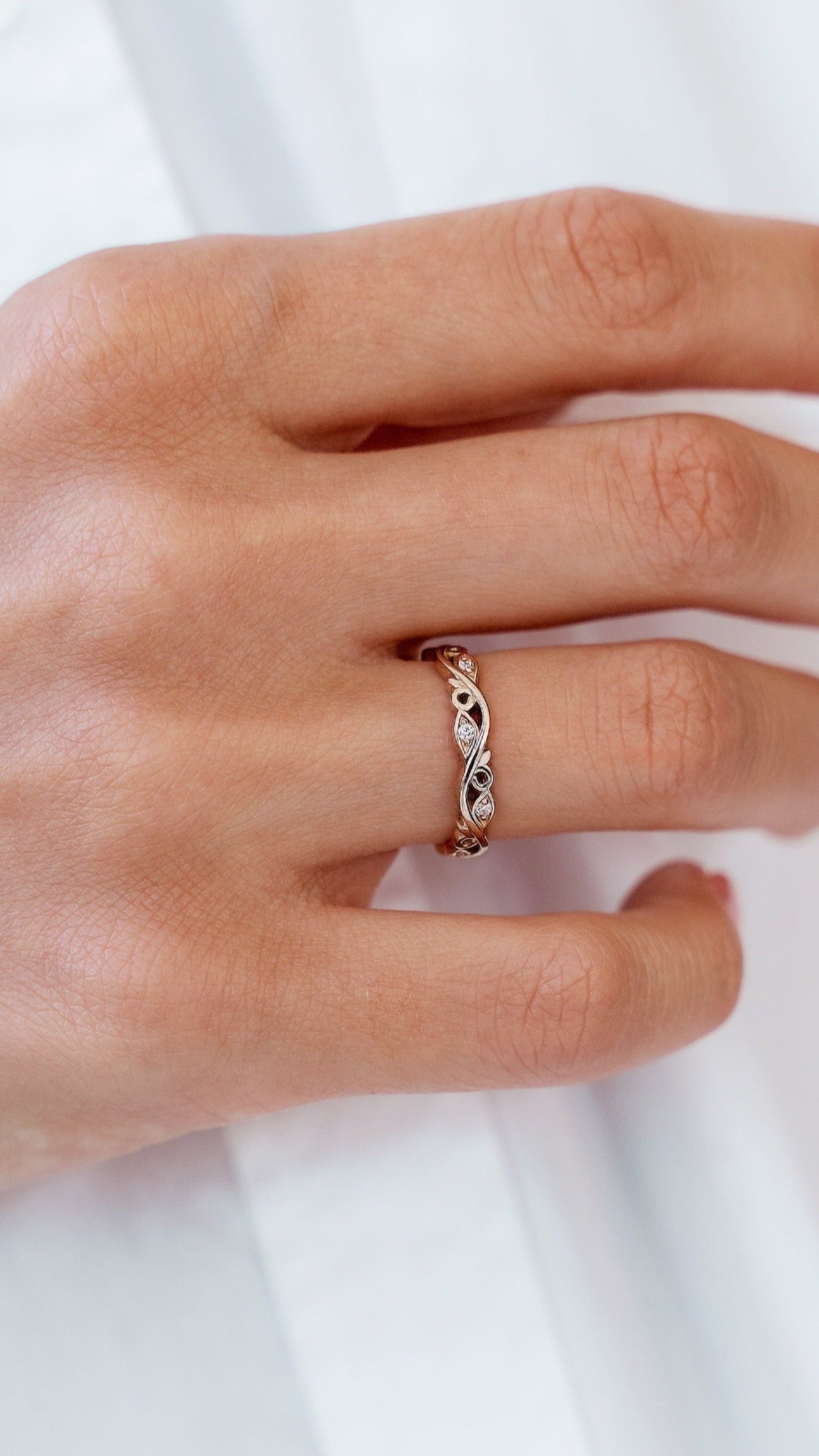 Delikatna obrączka w kwiaty z różowego złota, damska obrączka ślubna, złota obrączka ślubna z diamentami, delikatna złota obrączka z diamentami, cienka obrączka z diamentami, obrączka ślubna boho, wyjątkowa obrączka ślubna, damska obrączka ślubna, pierścionek dla niej, złoty pierścionek z diamentem