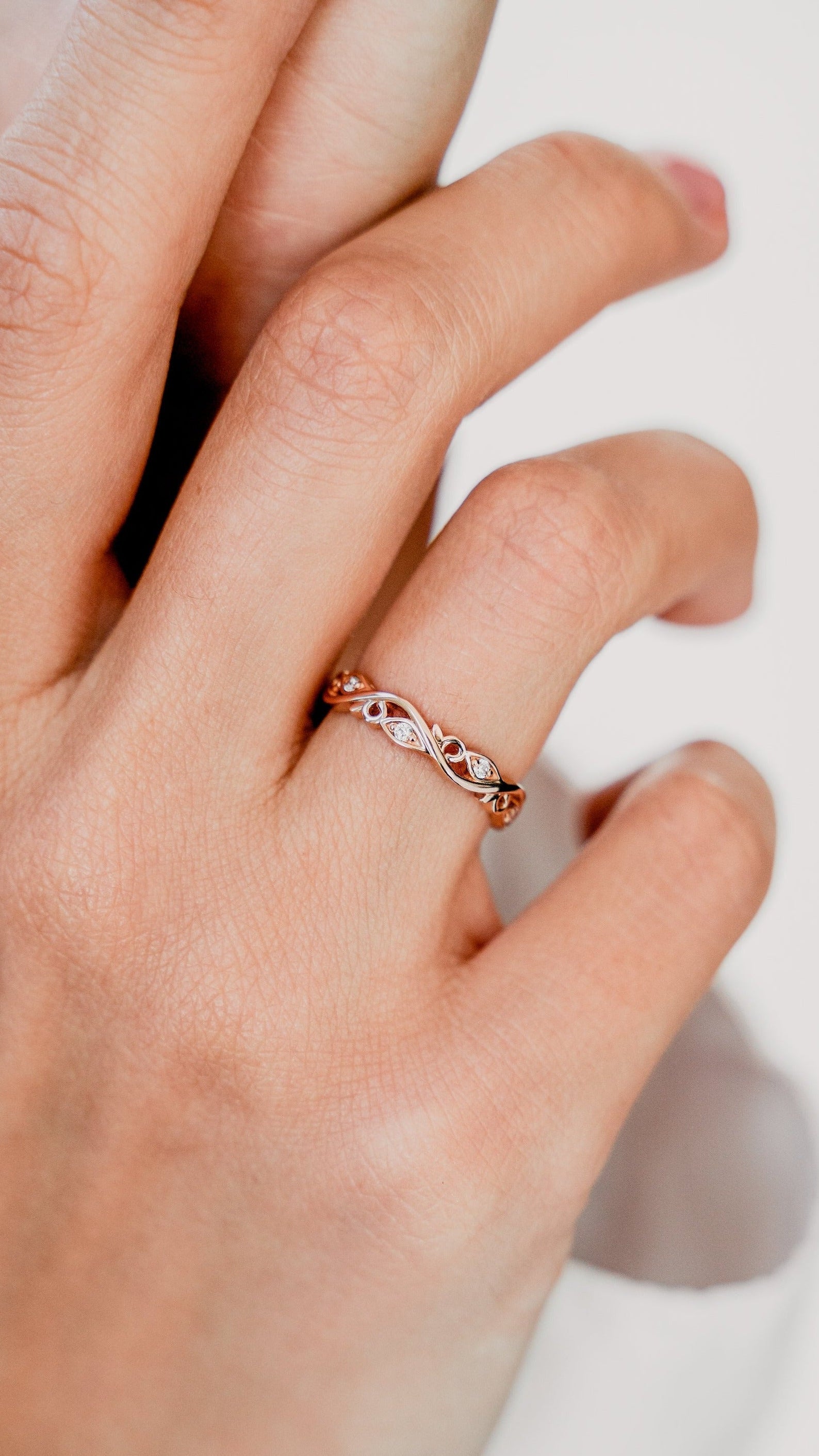 Delikatna obrączka w kwiaty z różowego złota, damska obrączka ślubna, złota obrączka ślubna z diamentami, delikatna złota obrączka z diamentami, cienka obrączka z diamentami, obrączka ślubna boho, wyjątkowa obrączka ślubna, damska obrączka ślubna, pierścionek dla niej, złoty pierścionek z diamentem