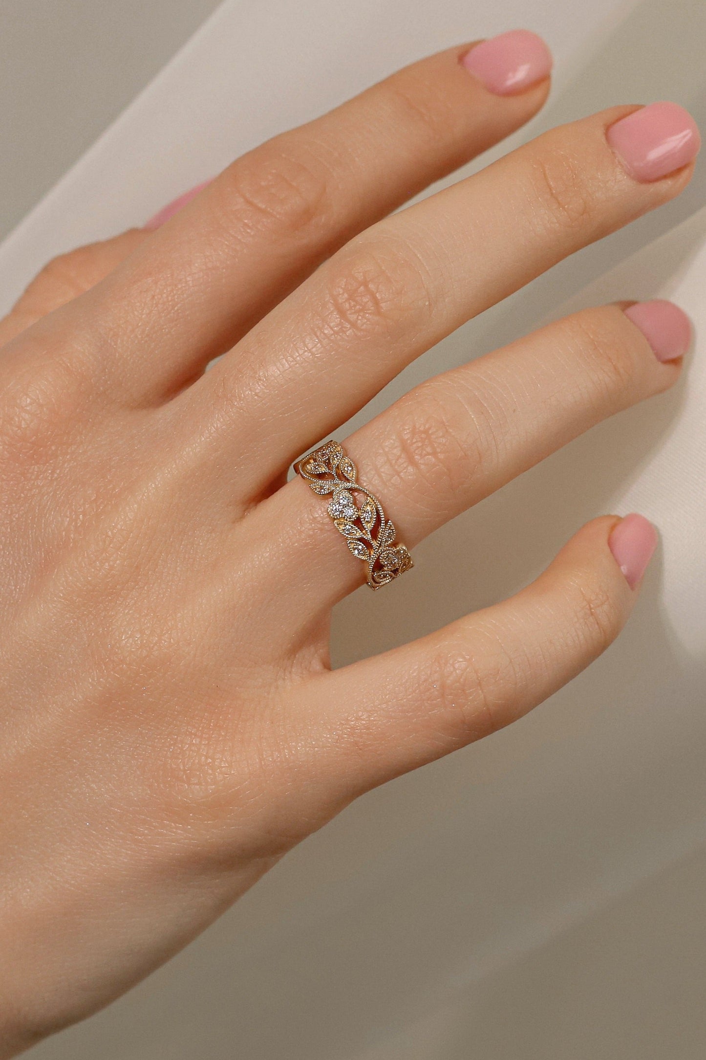 Damska obrączka ślubna w kwiaty z milgrainowymi detalami. Diamentowa obrączka ślubna. Kwiatowa obrączka ślubna. Obrączka Boho. Unikalny złoty pierścionek. Obrączka natura. Damska obrączka ślubna. Unikalna obrączka z diamentami. Złoty pierścionek z moissanitem. Obrączka z moissanitu.