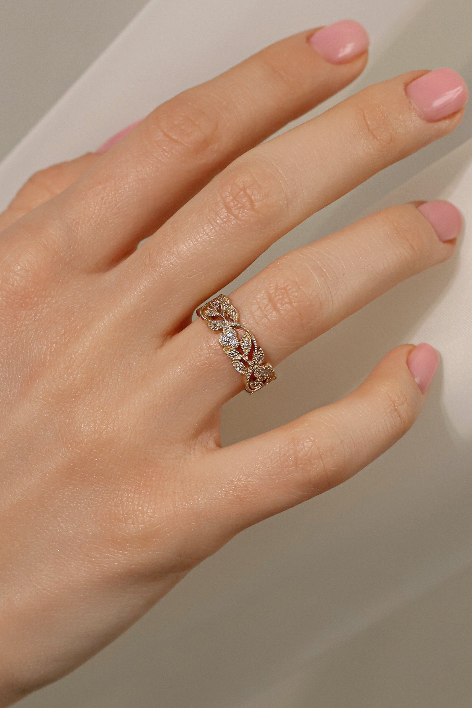 Damska obrączka ślubna w kwiaty z milgrainowymi detalami. Diamentowa obrączka ślubna. Kwiatowa obrączka ślubna. Obrączka Boho. Unikalny złoty pierścionek. Obrączka natura. Damska obrączka ślubna. Unikalna obrączka z diamentami. Złoty pierścionek z moissanitem. Obrączka z moissanitu.