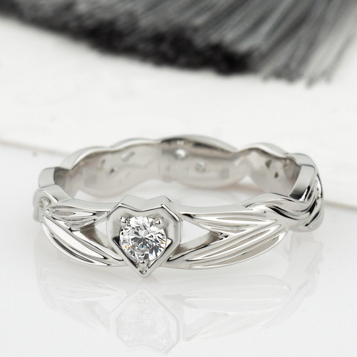 Unikalny pierścionek zaręczynowy z naturalnym diamentem. Diamentowy pierścionek zaręczynowy. Pierścionek z brylantem z białego złota. Pierścionek zaręczynowy z diamentem. Pierścionek zaręczynowy z sercem. Diamentowy pierścionek z sercem.