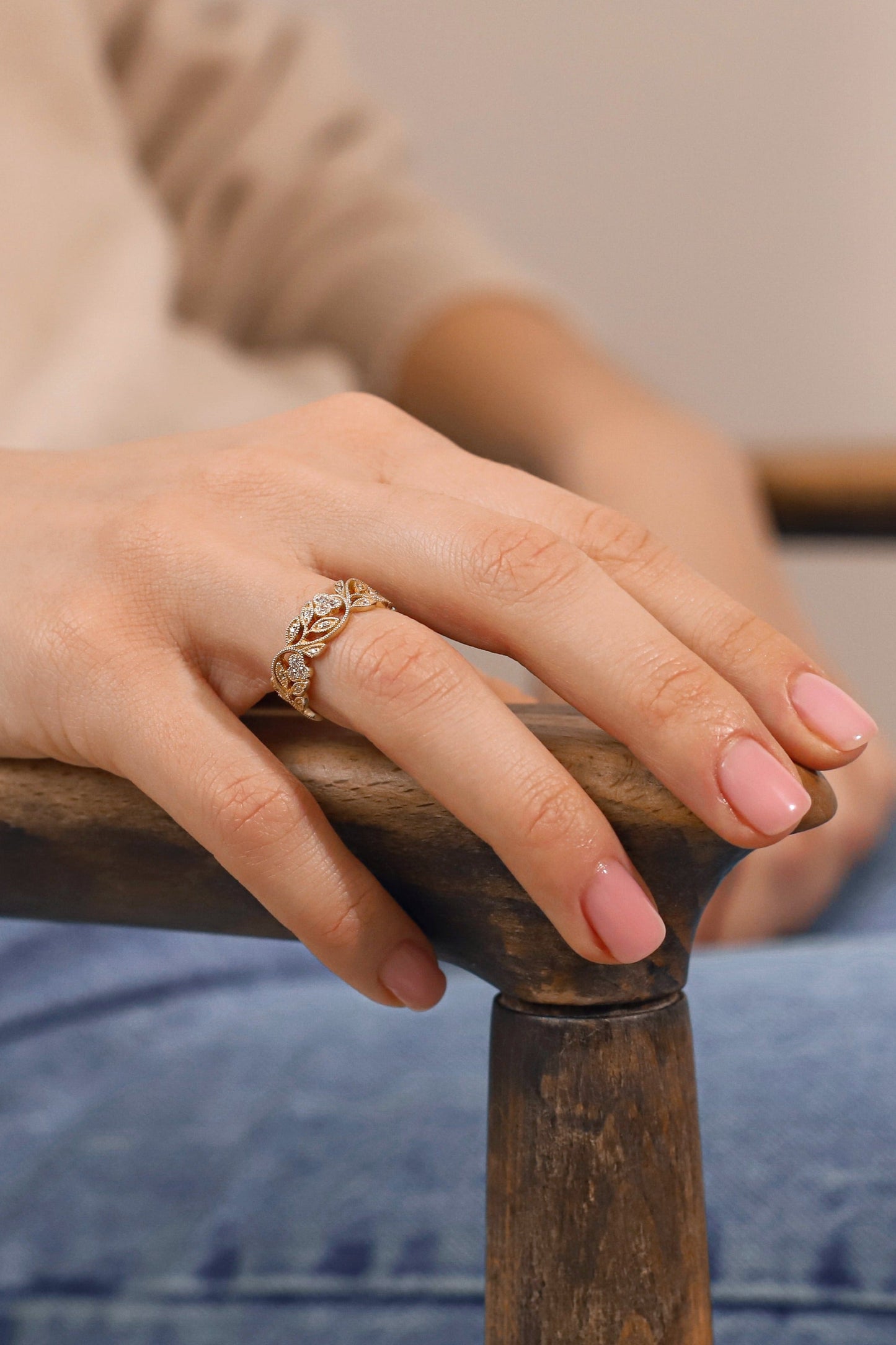 Damska obrączka ślubna w kwiaty z milgrainowymi detalami. Diamentowa obrączka ślubna. Kwiatowa obrączka ślubna. Obrączka Boho. Unikalny złoty pierścionek. Obrączka natura. Damska obrączka ślubna. Unikalna obrączka z diamentami. Złoty pierścionek z moissanitem. Obrączka z moissanitu.