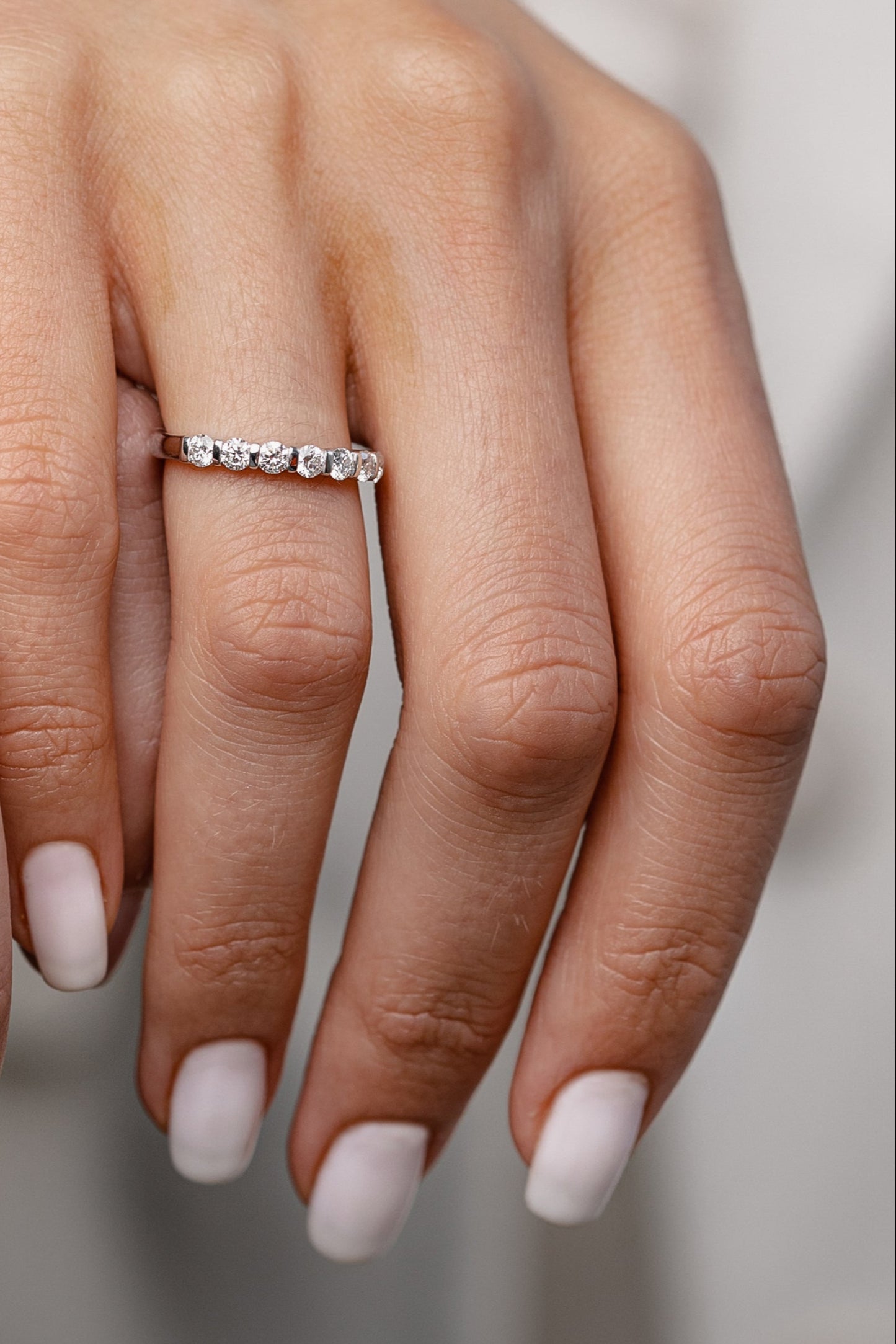 Złota obrączka ślubna z najwyższej jakości naturalnymi diamentami. Damska obrączka ślubna. Złota obrączka z diamentami. Obrączka ślubna. Złote obrączki z moissanitem. Diamentowa obrączka na wieczność.