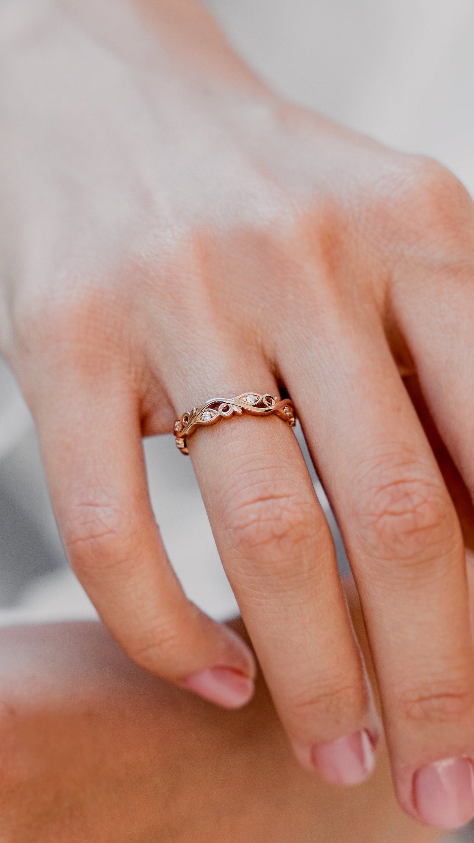 Delikatna obrączka w kwiaty z różowego złota, damska obrączka ślubna, złota obrączka ślubna z diamentami, delikatna złota obrączka z diamentami, cienka obrączka z diamentami, obrączka ślubna boho, wyjątkowa obrączka ślubna, damska obrączka ślubna, pierścionek dla niej, złoty pierścionek z diamentem