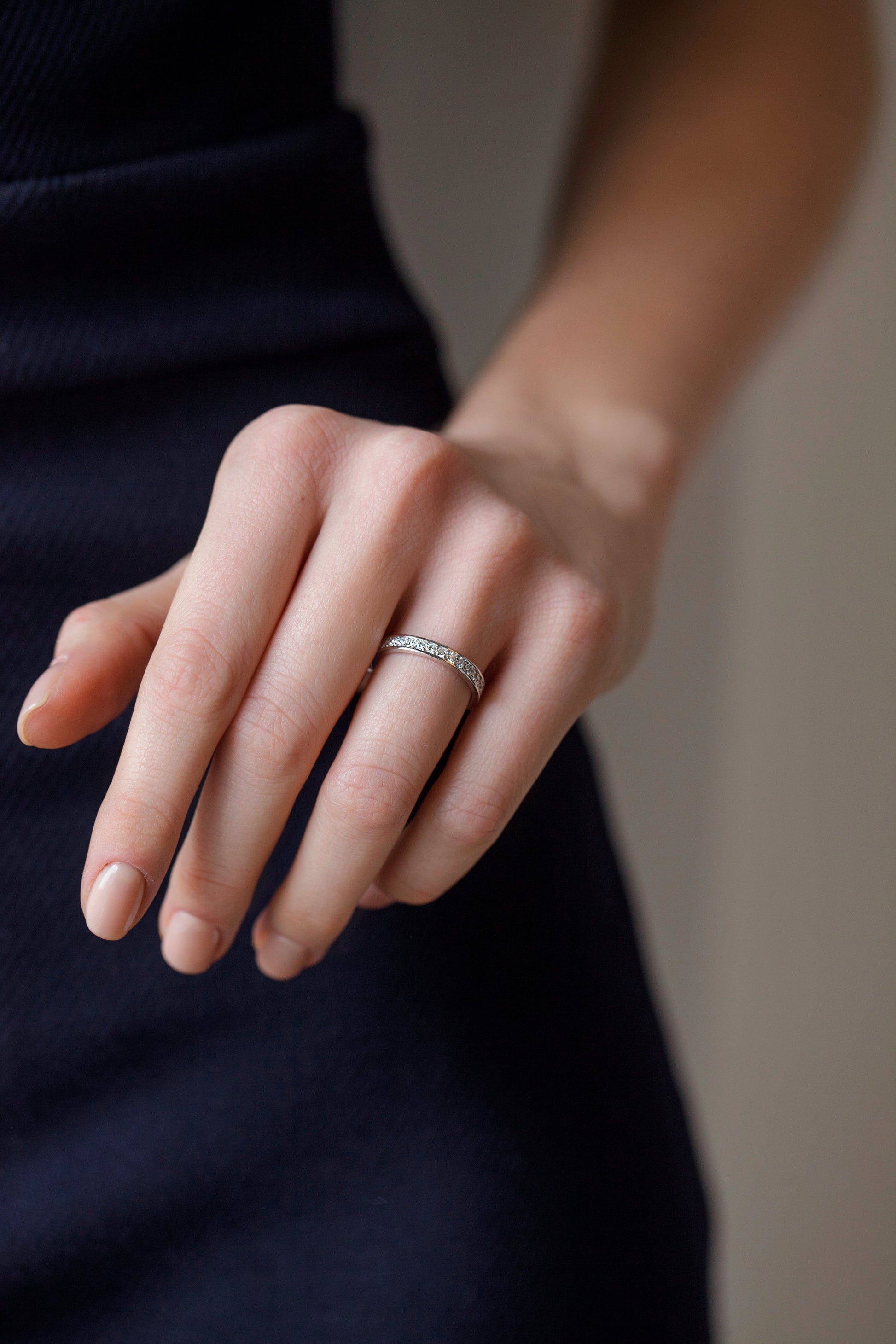 Damska obrączka ślubna z diamentem. Obrączki ślubne. Pierścionek z brylantem z białego złota. Pierścionek z diamentem. Delikatny pierścionek z diamentem. Obrączka ślubna dla kobiet. Obrączka z białego złota z diamentami