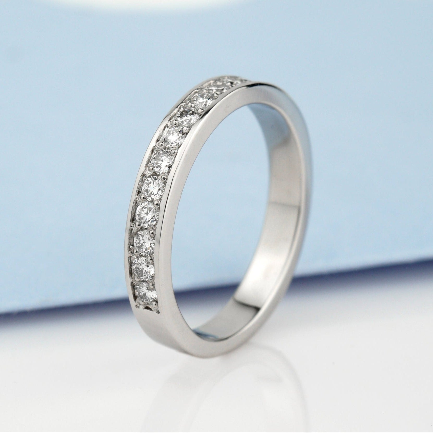 Damska obrączka ślubna z diamentem. Obrączki ślubne. Pierścionek z brylantem z białego złota. Pierścionek z diamentem. Delikatny pierścionek z diamentem. Obrączka ślubna dla kobiet. Obrączka z białego złota z diamentami