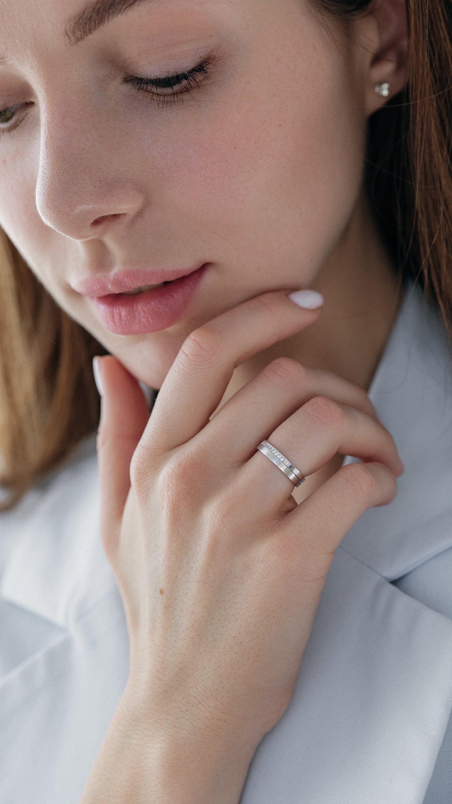 Obrączka z litego złota z diamentami. Damska obrączka z diamentami. Obrączka ślubna dla kobiet. Złota obrączka z diamentem. Obrączka dla niej. Złoty pierścionek damski. Diamentowa złota obrączka.