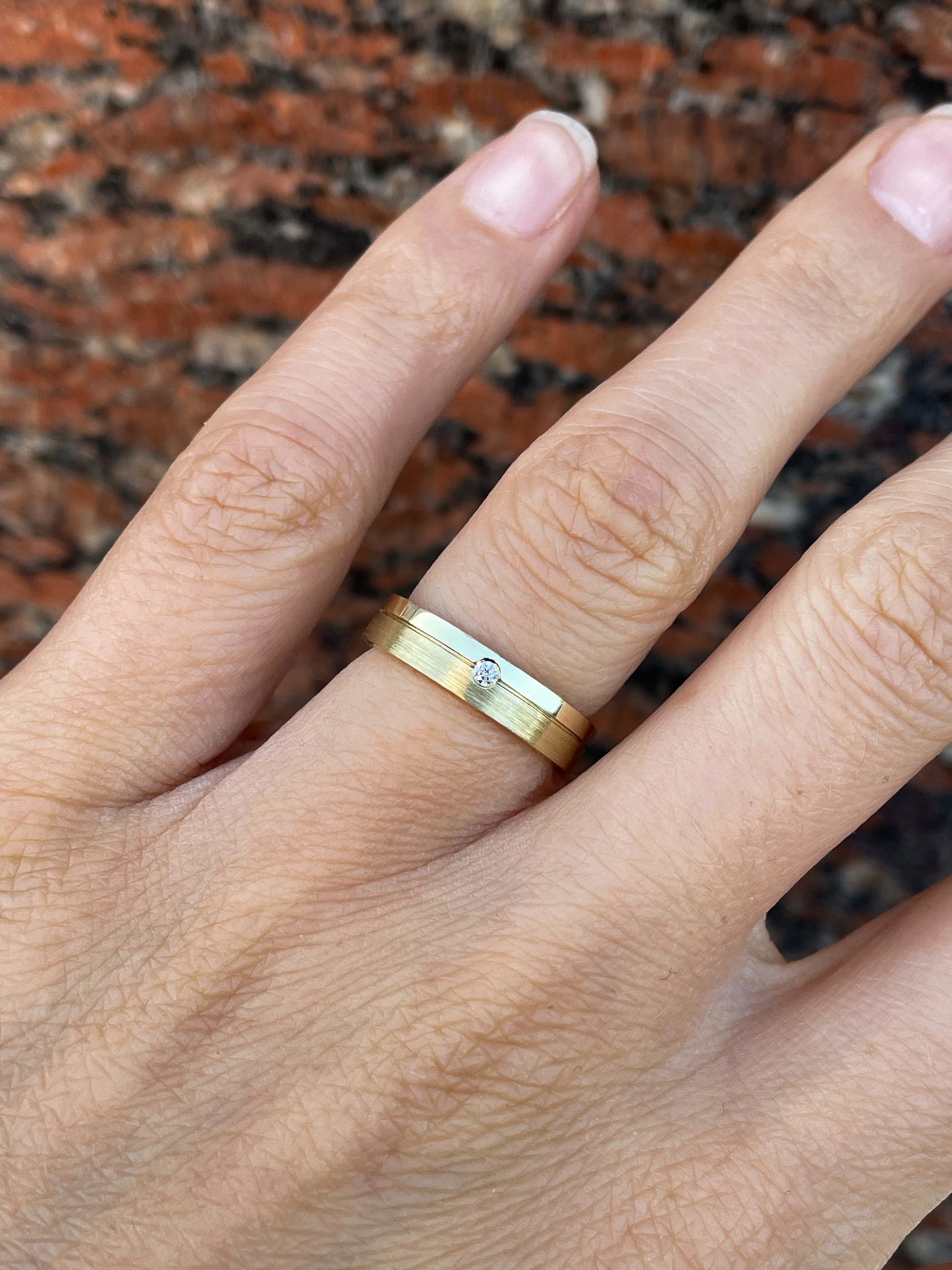 Złote obrączki ślubne z diamentem. Obrączki ślubne dla par. Pasujące obrączki ślubne dla niego i dla niej. Zestaw obrączek ślubnych. 14k złote obrączki ślubne. Zwykłe obrączki ślubne. Obrączki z litego złota