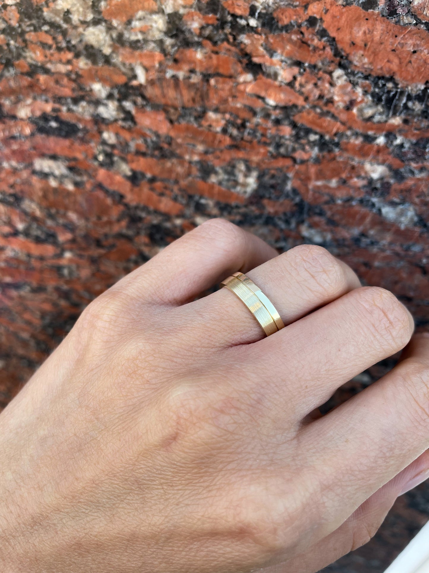 Złote obrączki ślubne z diamentem. Obrączki ślubne dla par. Pasujące obrączki ślubne dla niego i dla niej. Zestaw obrączek ślubnych. 14k złote obrączki ślubne. Zwykłe obrączki ślubne. Obrączki z litego złota