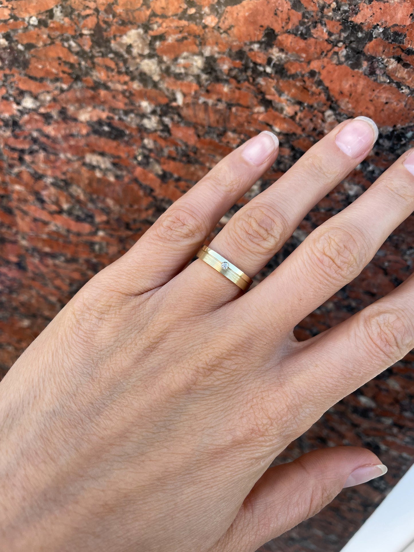 Złote obrączki ślubne z diamentem. Obrączki ślubne dla par. Pasujące obrączki ślubne dla niego i dla niej. Zestaw obrączek ślubnych. 14k złote obrączki ślubne. Zwykłe obrączki ślubne. Obrączki z litego złota