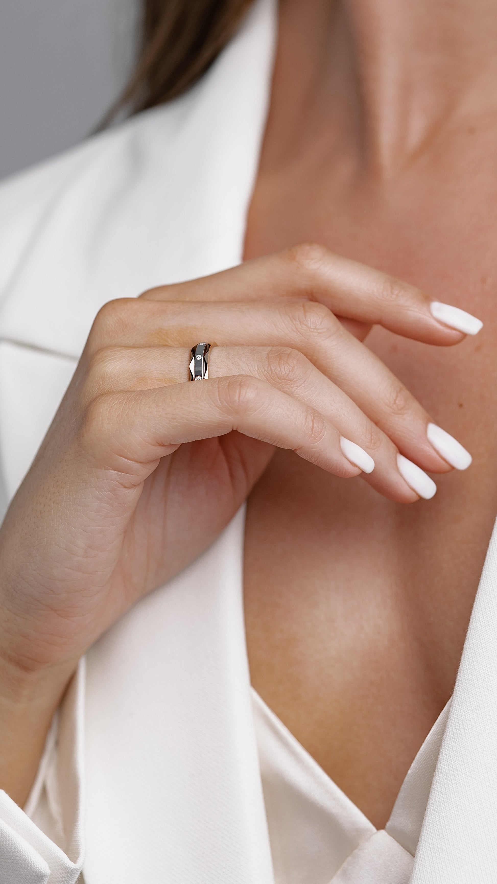 Unikalna złota damska obrączka ślubna z fasetowanymi detalami. Dwukolorowa obrączka ślubna. Damska obrączka ślubna. 14-karatowy złoty pierścionek. Pierścionek dla niej. Damski złoty pierścionek. Obrączka ślubna. Obrączka ślubna z diamentami. Pierścionek z diamentem.