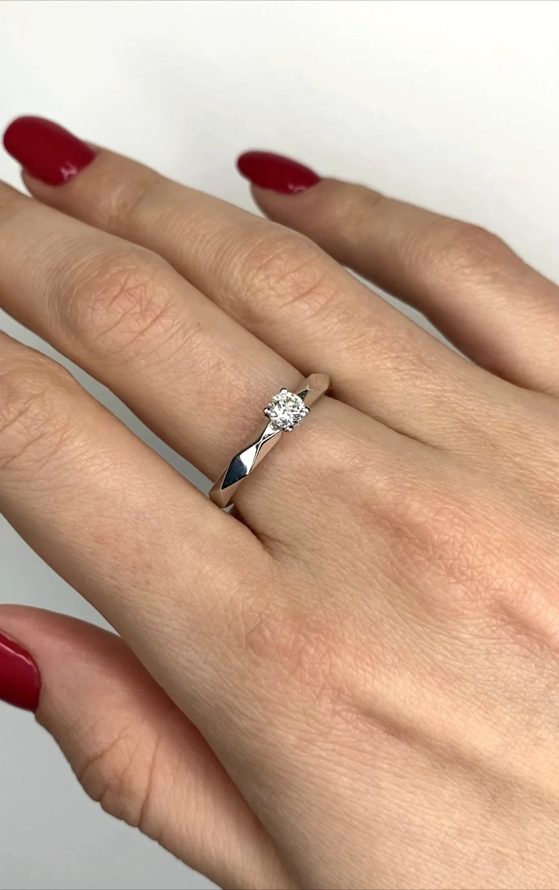 Diamentowy pierścionek zaręczynowy o unikalnym kształcie. Pierścionek zaręczynowy z pasjansem. Pierścionek zaręczynowy z białego złota. Pierścionek zaręczynowy z naturalnym diamentem. Pierścionek z brylantem z białego złota