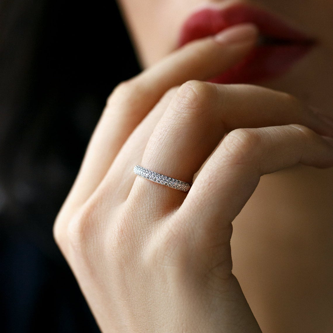 Złota obrączka damska z naturalnymi diamentami. Klasyczna obrączka z diamentami. Damska obrączka ślubna. Złota obrączka ślubna. Obrączka z białego złota. Obrączka z moissanitu. Klasyczny pierścionek z brylantem