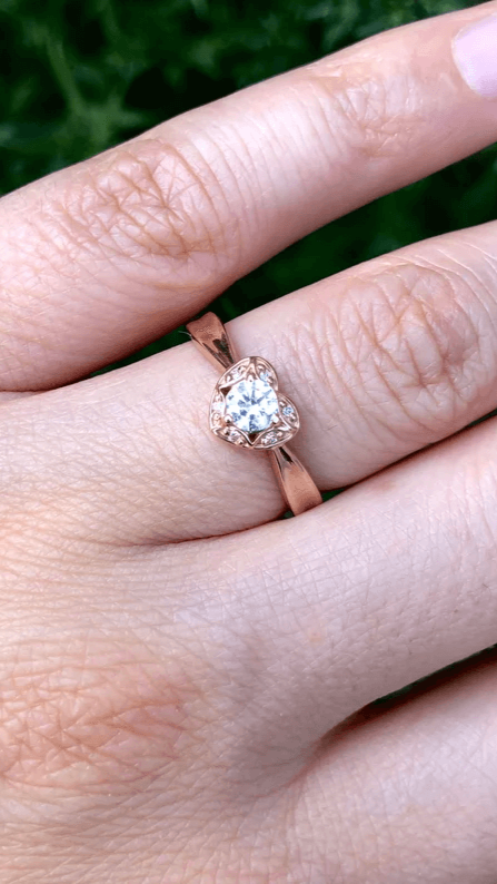 Pierścionek zaręczynowy w kształcie serca z naturalnymi diamentami. Pierścionek zaręczynowy z diamentem. Pierścionek zaręczynowy. Pierścionek na oświadczyny. Złoty pierścionek z diamentem. Pierścionek dla niej. Diamentowy pierścionek zaręczynowy. Pierścionek zaręczynowy z różowego złota.