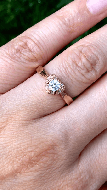 Pierścionek zaręczynowy w kształcie serca z naturalnymi diamentami. Pierścionek zaręczynowy z diamentem. Pierścionek zaręczynowy. Pierścionek na oświadczyny. Złoty pierścionek z diamentem. Pierścionek dla niej. Diamentowy pierścionek zaręczynowy. Pierścionek zaręczynowy z różowego złota.