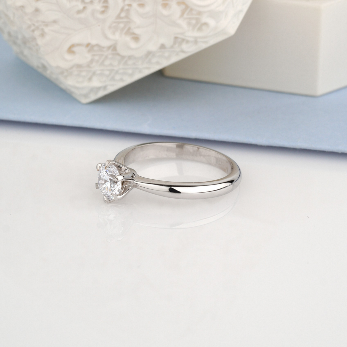 Pierścionek z diamentem ze złota 585. Pierścionek z okrągłym diamentem, złoto 585. Klasyczny pierścionek z diamentem. Pierścionek z diamentem o szlifie brylantowym, złoto 585. Pierścionek solitaire z diamentem, złoto 585.