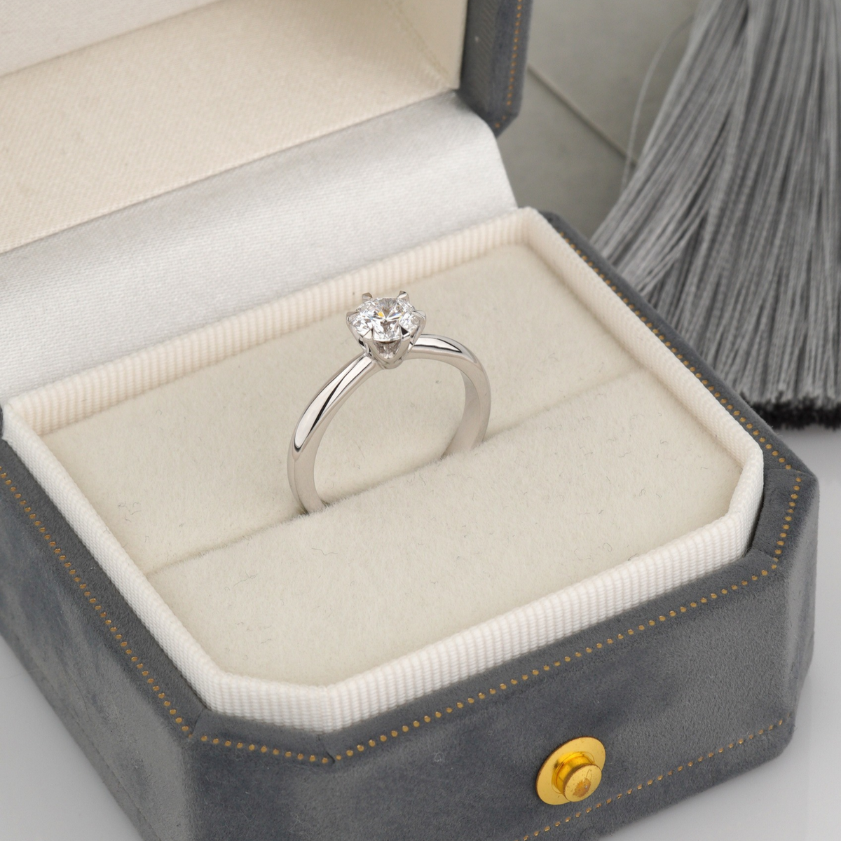 Pierścionek z diamentem ze złota 585. Pierścionek z okrągłym diamentem, złoto 585. Klasyczny pierścionek z diamentem. Pierścionek z diamentem o szlifie brylantowym, złoto 585. Pierścionek solitaire z diamentem, złoto 585.