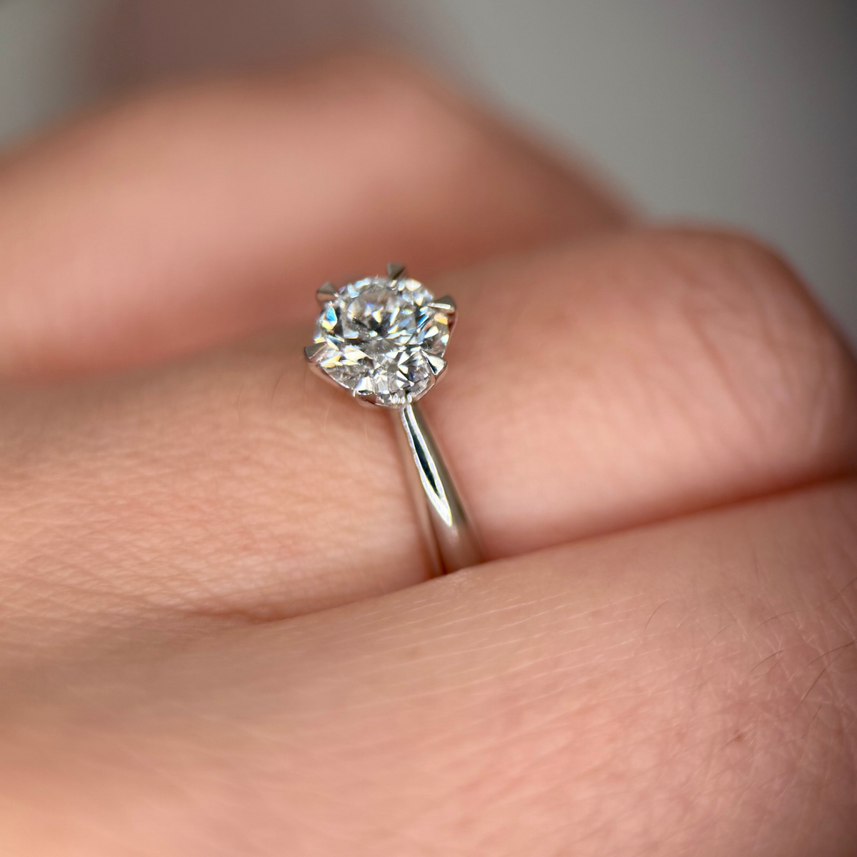 Pierścionek z diamentem ze złota 585. Pierścionek z okrągłym diamentem, złoto 585. Klasyczny pierścionek z diamentem. Pierścionek z diamentem o szlifie brylantowym, złoto 585. Pierścionek solitaire z diamentem, złoto 585.