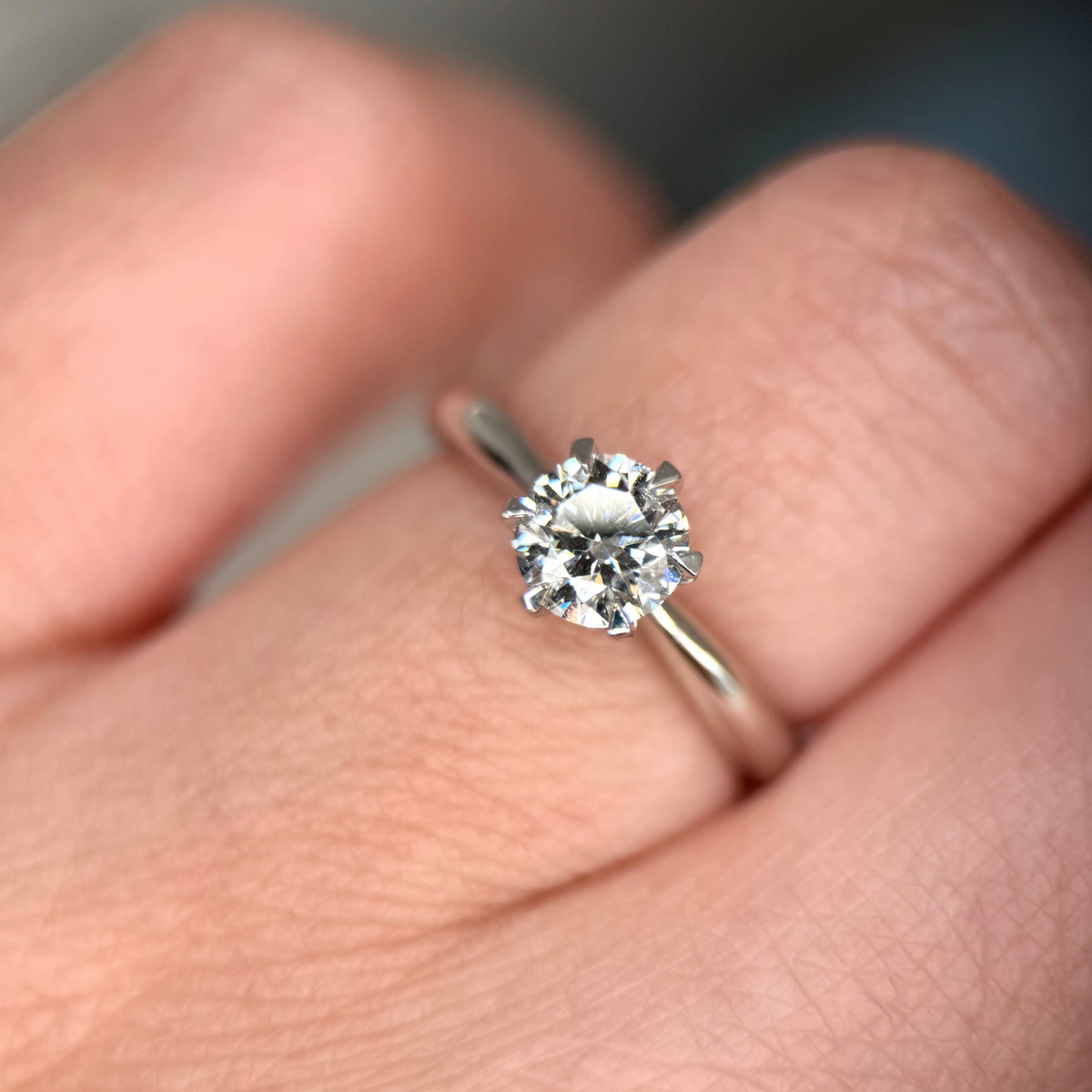 Pierścionek z diamentem ze złota 585. Pierścionek z okrągłym diamentem, złoto 585. Klasyczny pierścionek z diamentem. Pierścionek z diamentem o szlifie brylantowym, złoto 585. Pierścionek solitaire z diamentem, złoto 585.