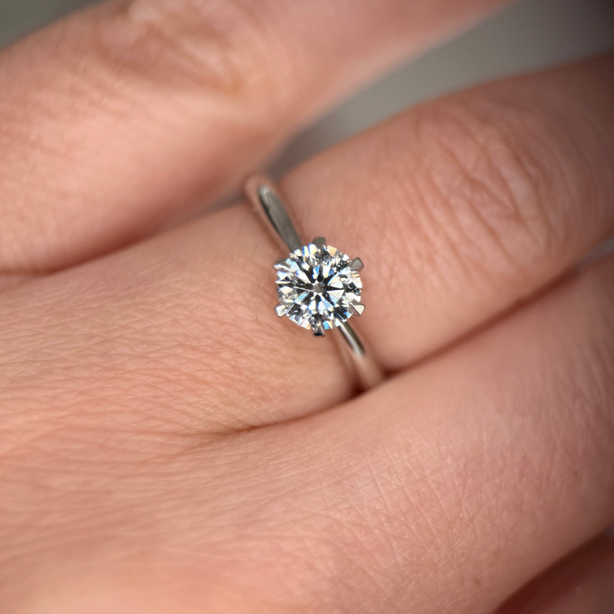Pierścionek z diamentem ze złota 585. Pierścionek z okrągłym diamentem, złoto 585. Klasyczny pierścionek z diamentem. Pierścionek z diamentem o szlifie brylantowym, złoto 585. Pierścionek solitaire z diamentem, złoto 585.