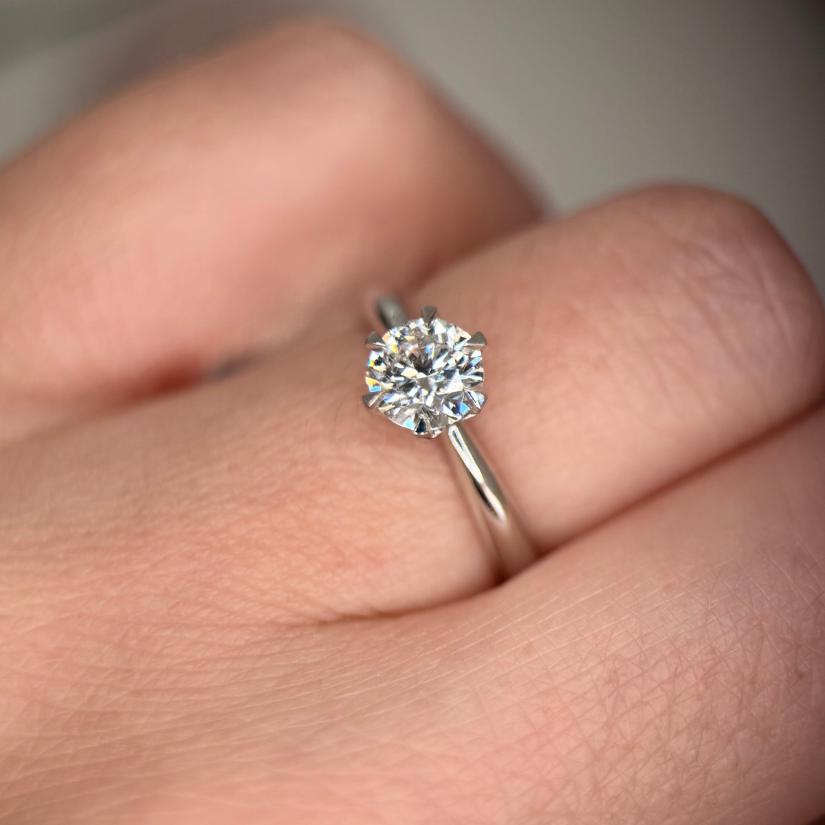 Pierścionek z diamentem ze złota 585. Pierścionek z okrągłym diamentem, złoto 585. Klasyczny pierścionek z diamentem. Pierścionek z diamentem o szlifie brylantowym, złoto 585. Pierścionek solitaire z diamentem, złoto 585.