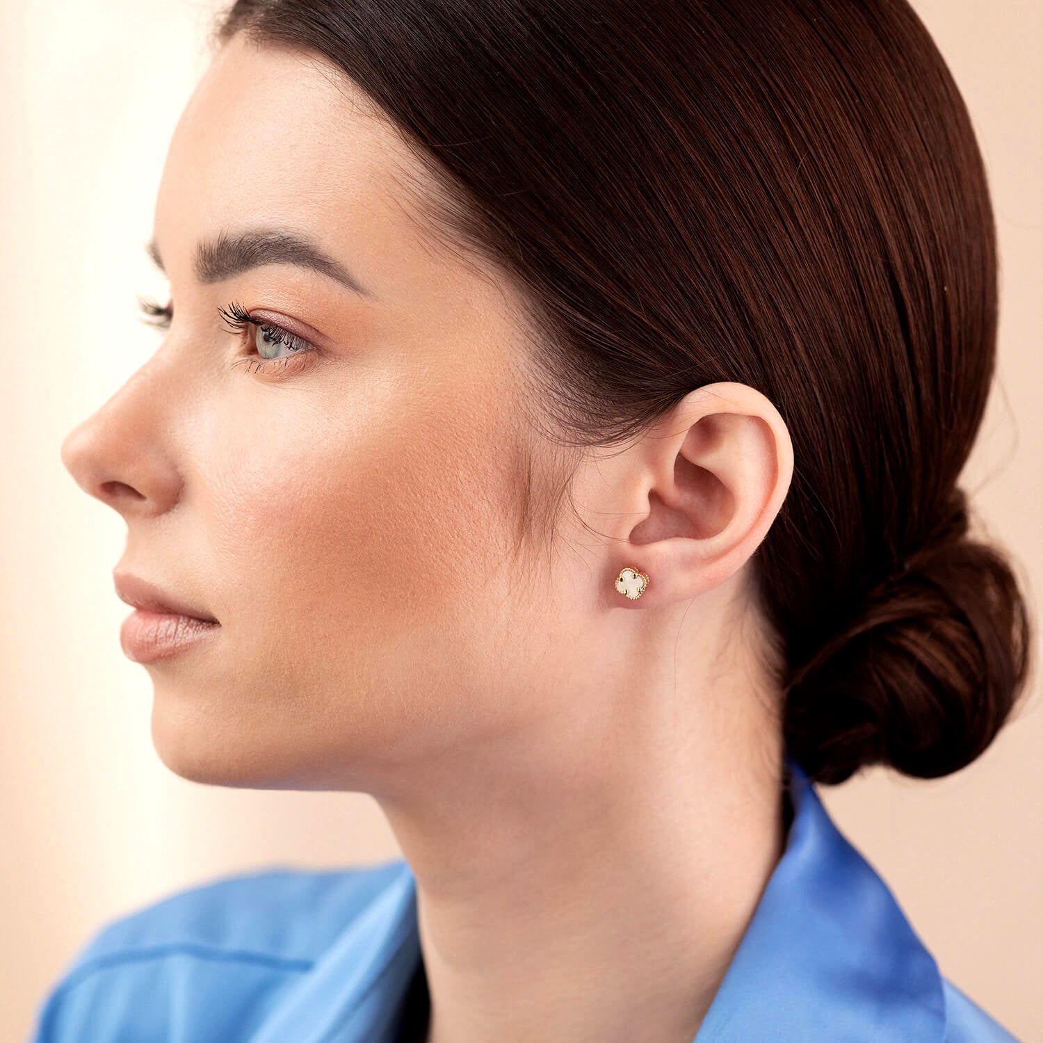 Kolczyki złote z masą perłową. Kolczyki złote damskie. Kolczyki żółte złoto. Kolczyki koniczynki. Kolczyki na prezent.