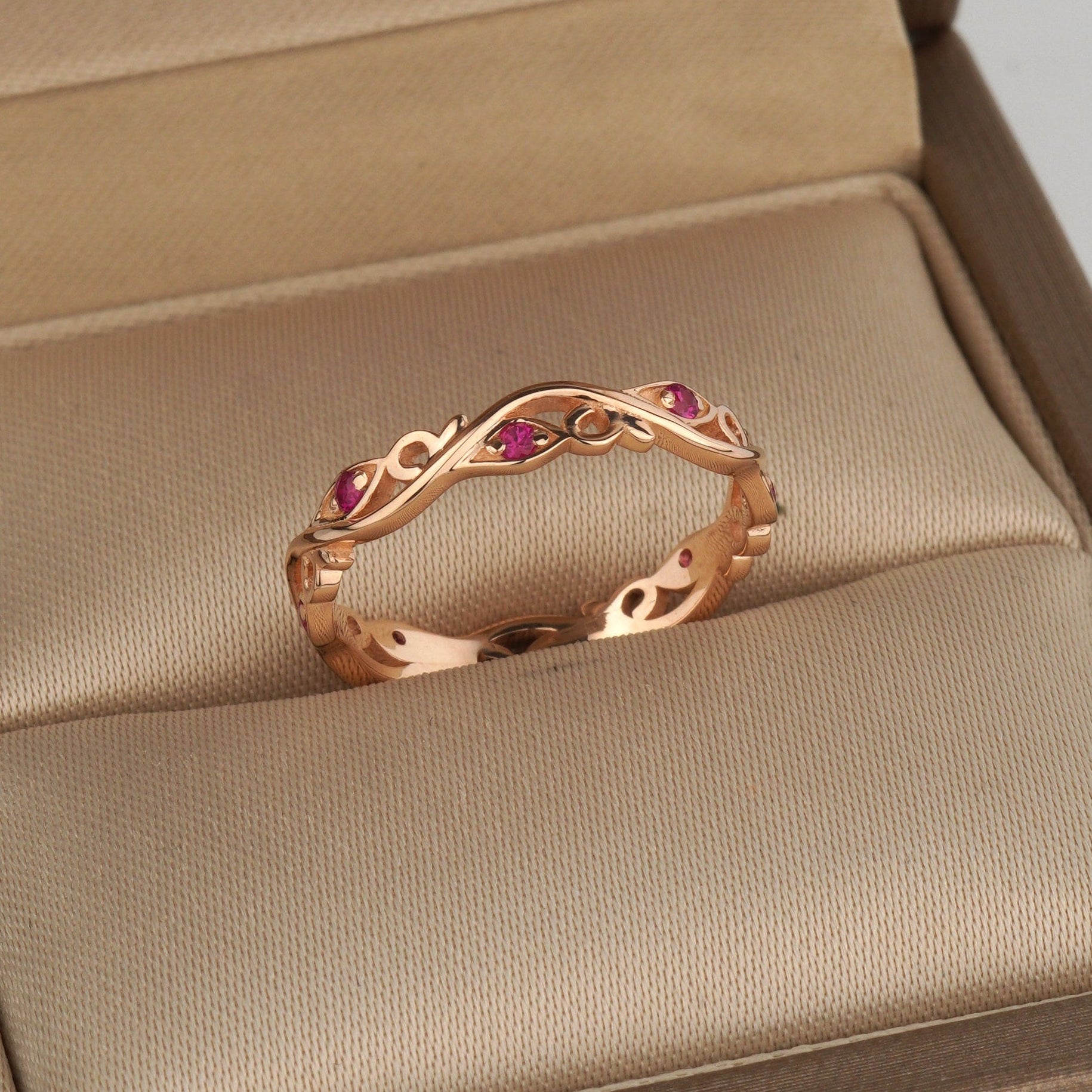 Delikatna obrączka złota z czerwonymi kamieniami