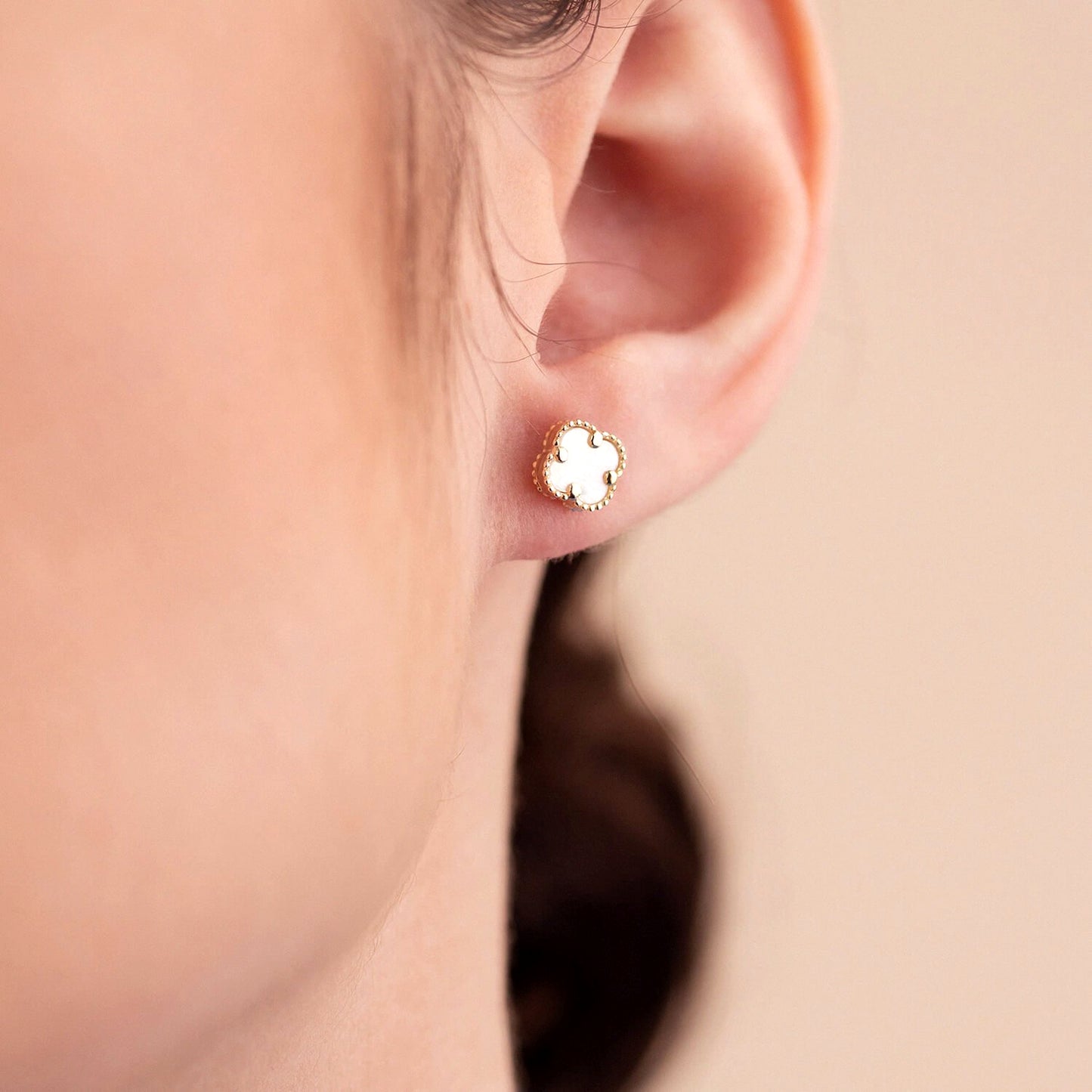 Kolczyki złote z masą perłową. Kolczyki złote damskie. Kolczyki żółte złoto. Kolczyki koniczynki. Kolczyki na prezent.