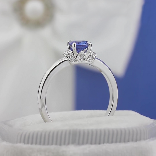 Pierścionek złoty. Pierścionek zaręczynowy białe złoto. Pierścionek zaręczynowy z szafirem i diamentami. Diamentowy pierścionek. Pierścionek 14k złoto.