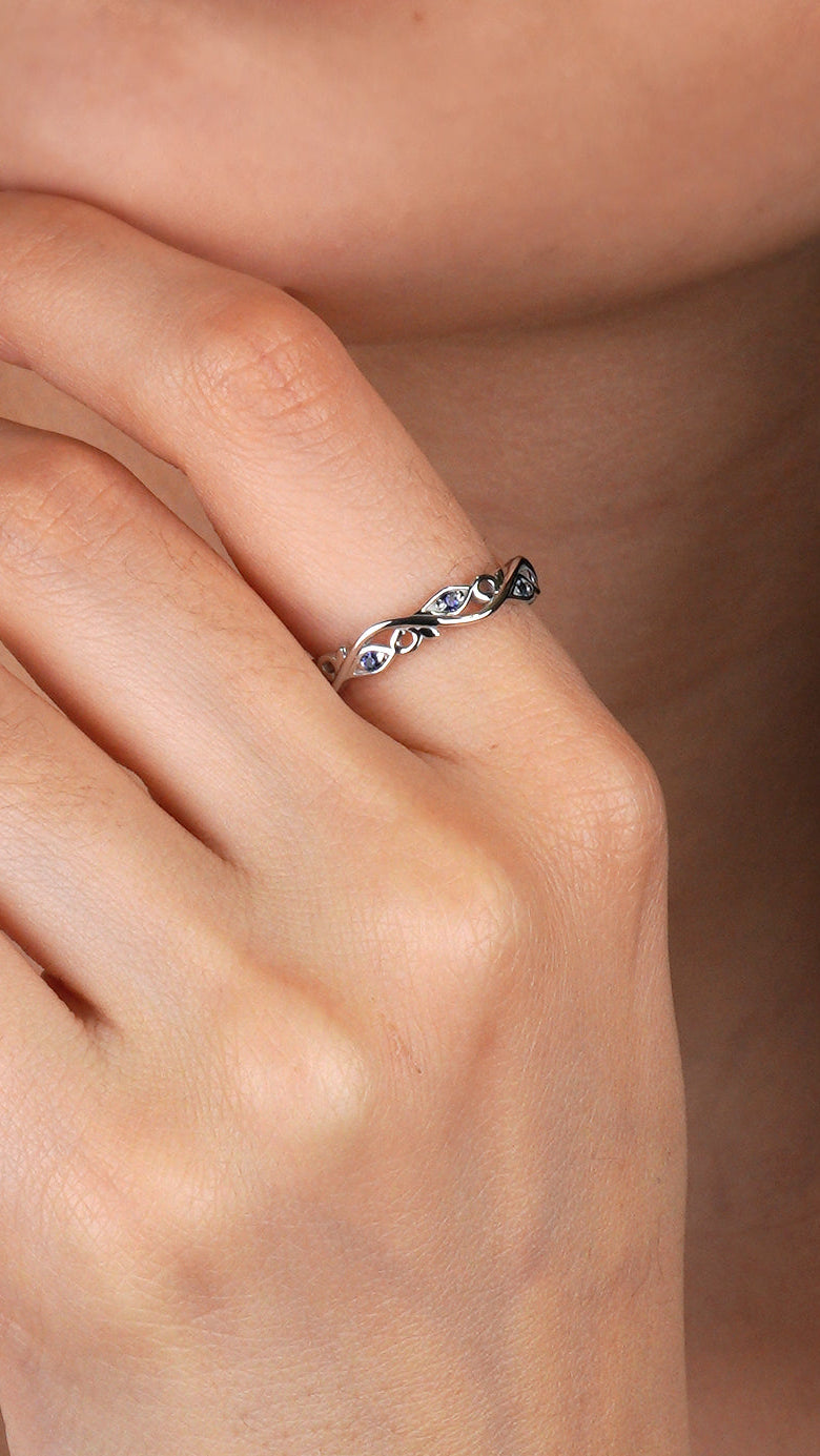 Delikatna obrączka złota z szafirami elegancka