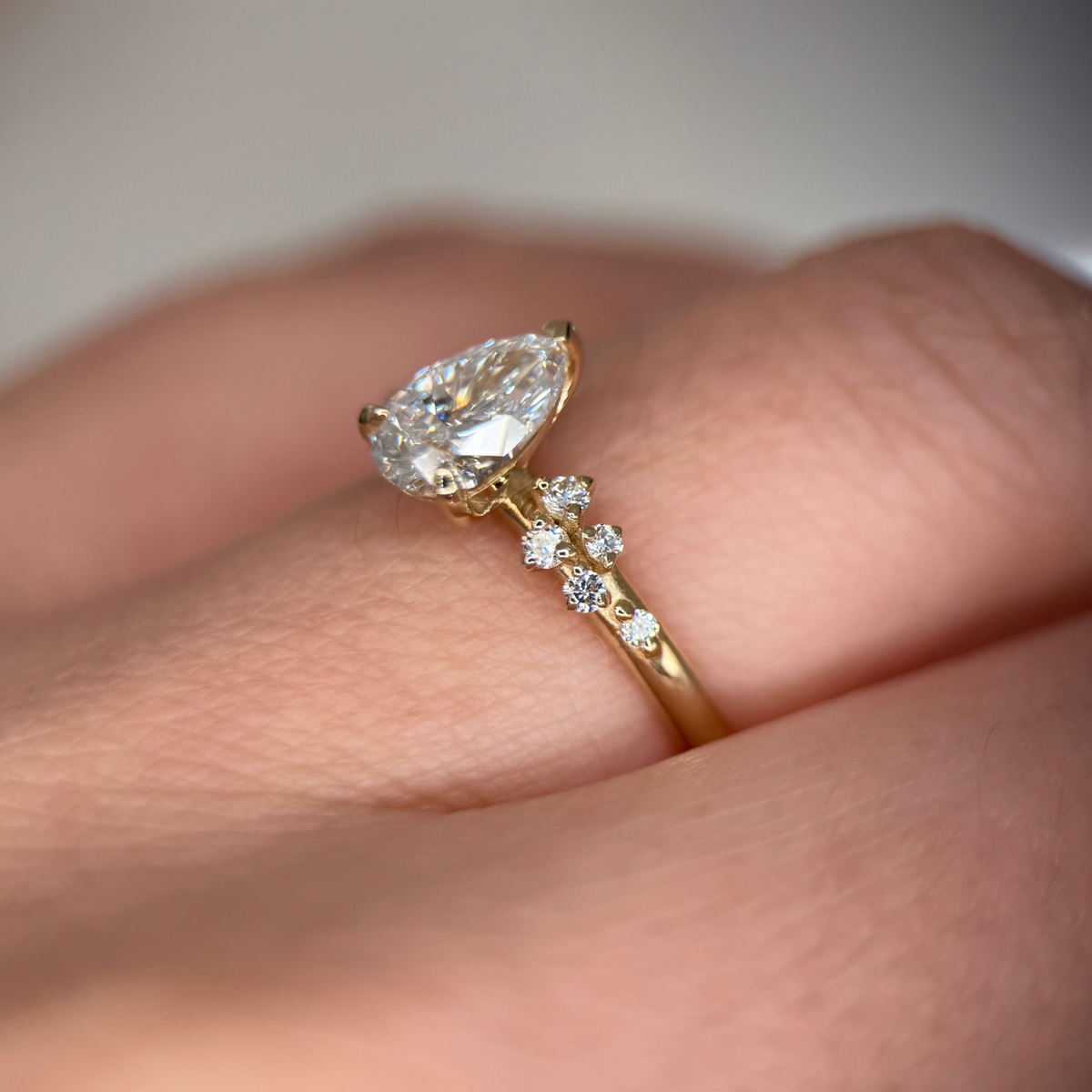 Pierścionek z diamentem o szlifie gruszka, złoto 585. Pierścionek z diamentem gruszka ze złota 585. Pierścionek zaręczynowy z diamentami. Pierścionek z diamentem gruszka. Pierścionek zaręczynowy z diamentem złoto 585.