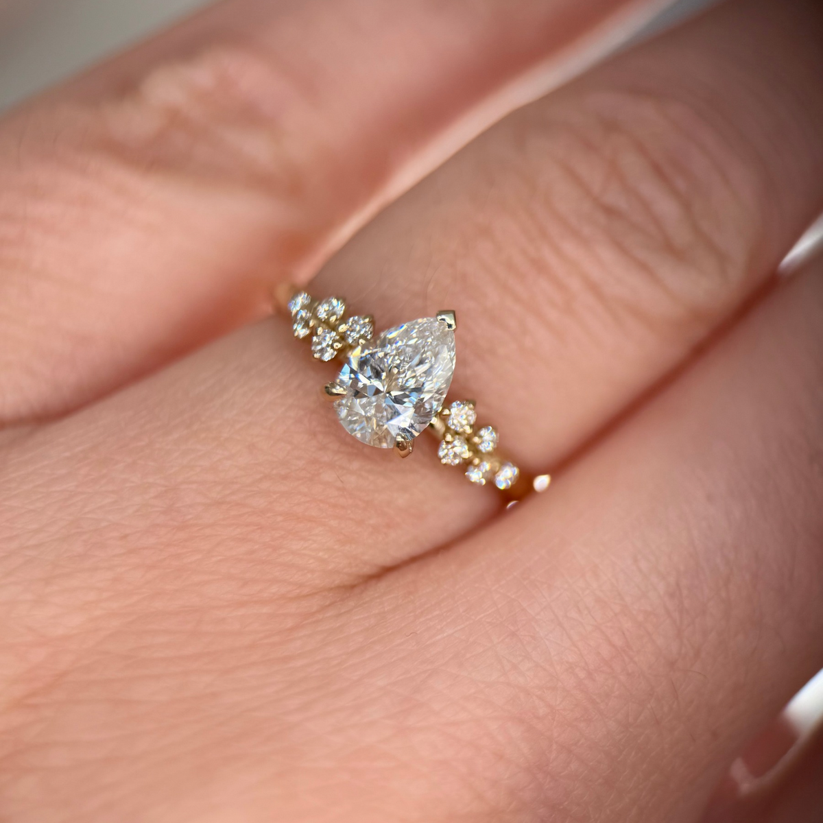 Pierścionek z diamentem o szlifie gruszka, złoto 585. Pierścionek z diamentem gruszka ze złota 585. Pierścionek zaręczynowy z diamentami. Pierścionek z diamentem gruszka. Pierścionek zaręczynowy z diamentem złoto 585.