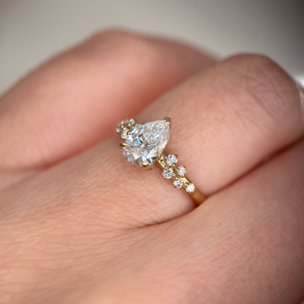 Pierścionek z diamentem o szlifie gruszka, złoto 585. Pierścionek z diamentem gruszka ze złota 585. Pierścionek zaręczynowy z diamentami. Pierścionek z diamentem gruszka. Pierścionek zaręczynowy z diamentem złoto 585.