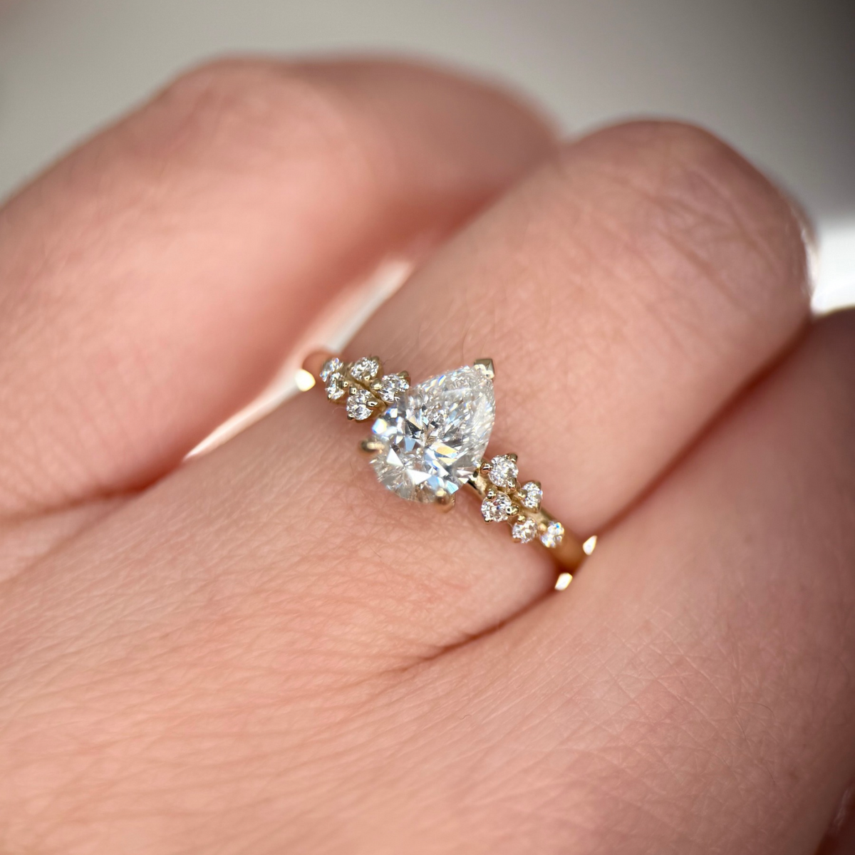 Pierścionek z diamentem o szlifie gruszka, złoto 585. Pierścionek z diamentem gruszka ze złota 585. Pierścionek zaręczynowy z diamentami. Pierścionek z diamentem gruszka. Pierścionek zaręczynowy z diamentem złoto 585.