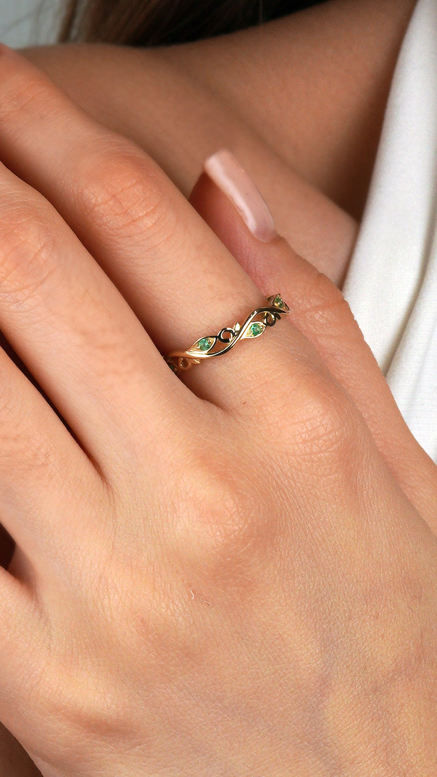 Złoty pierścionek z motywem kwiatowym i szmaragdami 426 - 3