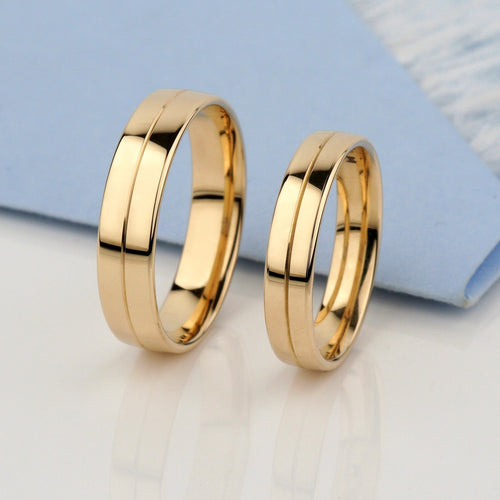 Klasyczne złote obrączki ślubne z linią wyciętą na środku