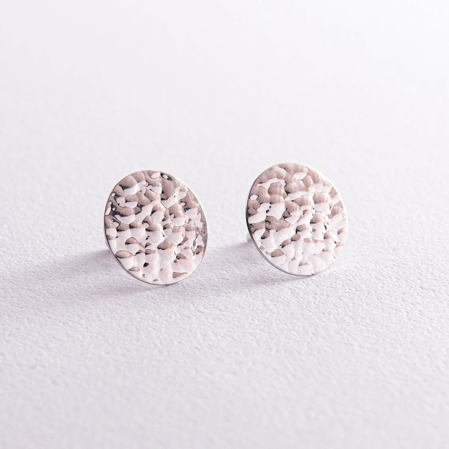 Kolczyki w białym złocie idealne na co dzień.