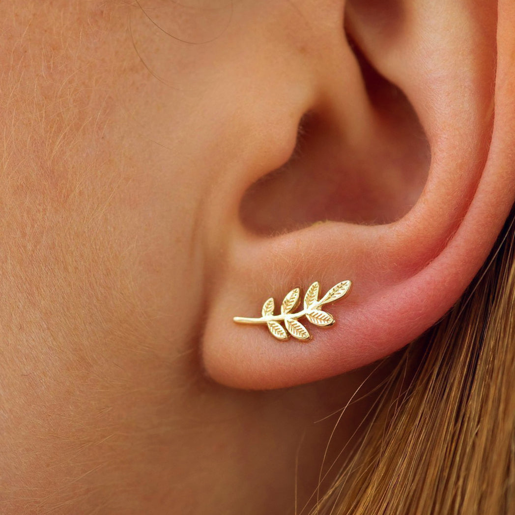 Złote kolczyki w kształcie listków – delikatna i elegancka biżuteria inspirowana naturą. Idealne na prezent i do codziennych stylizacji.