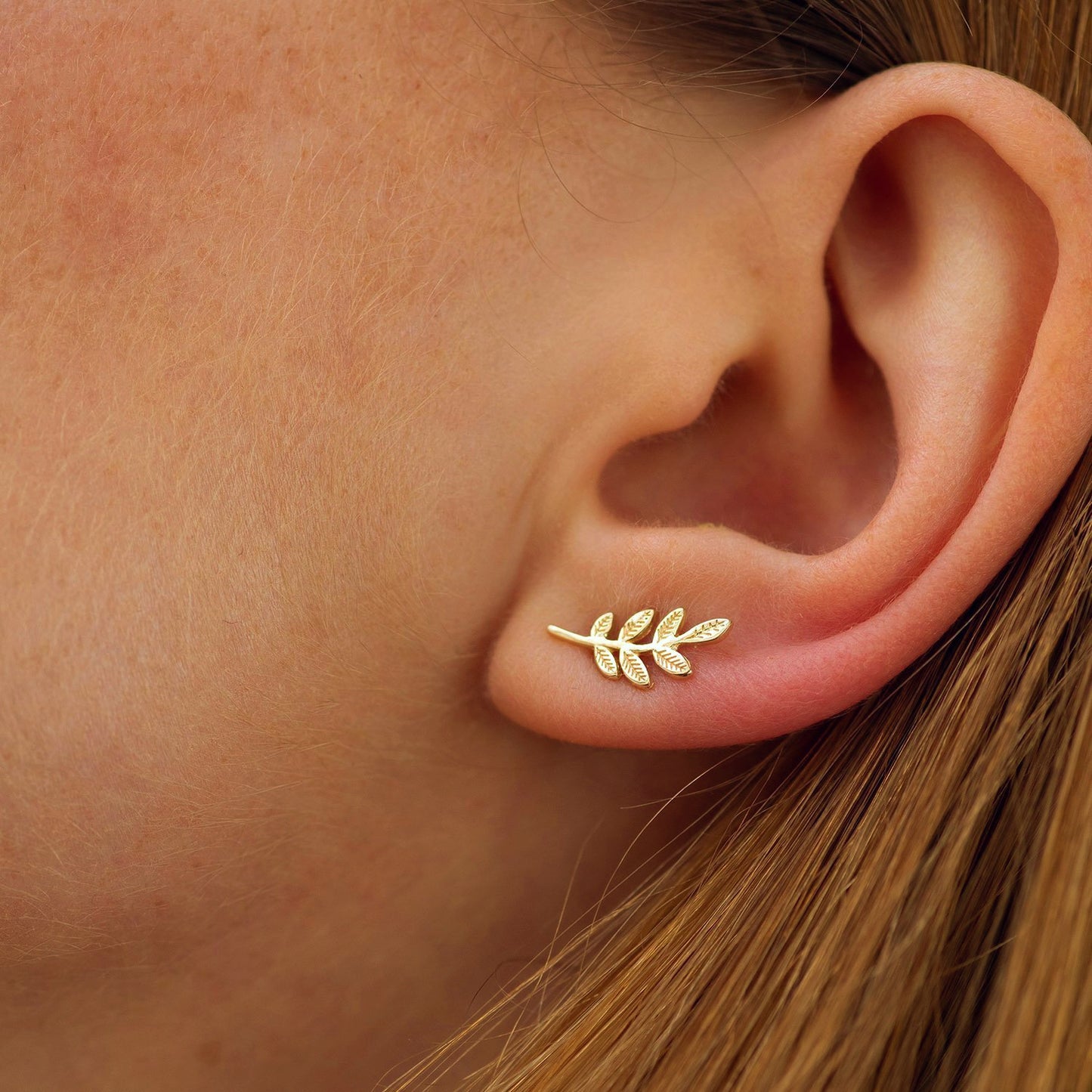Złote kolczyki w kształcie listków – delikatna i elegancka biżuteria inspirowana naturą. Idealne na prezent i do codziennych stylizacji.