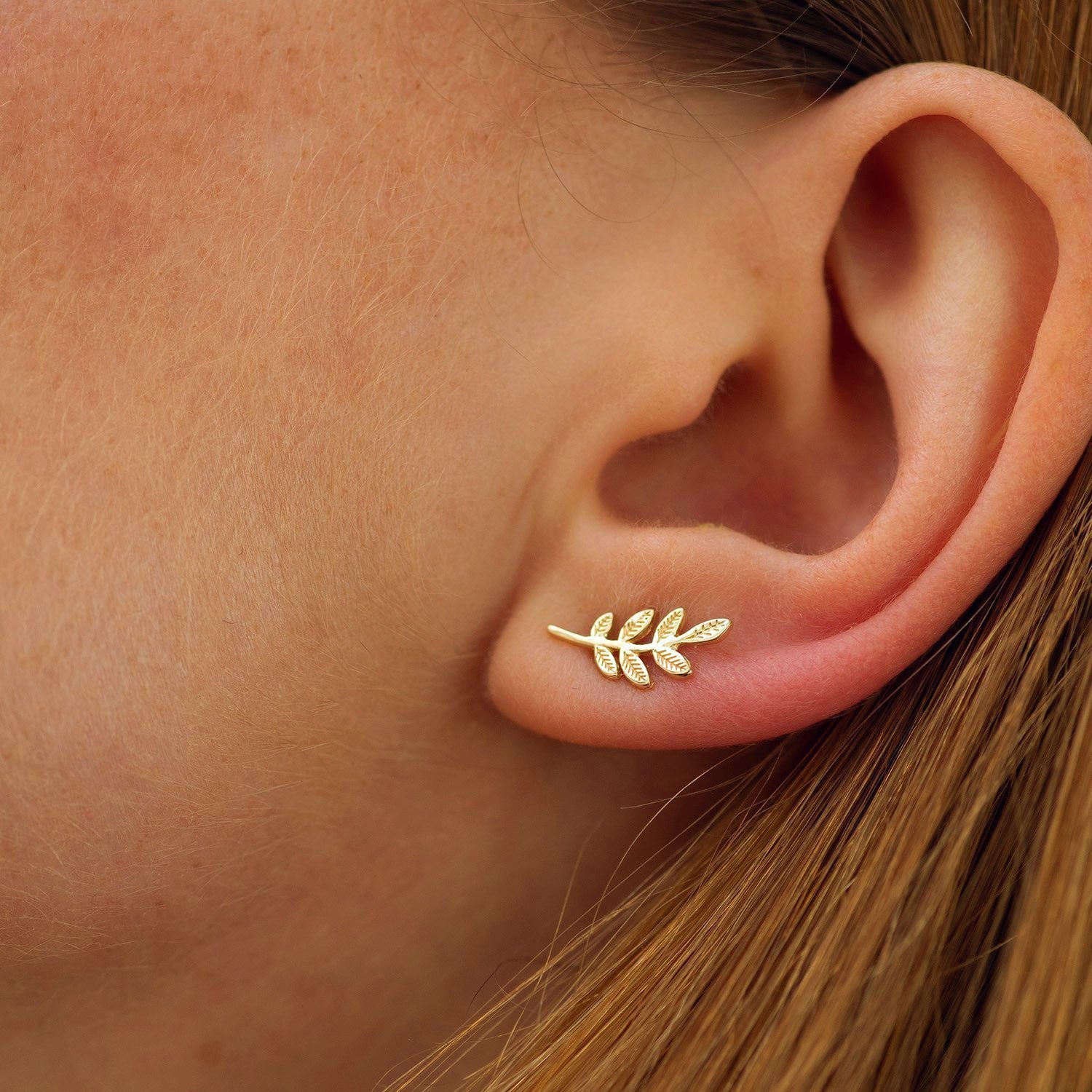 Złote kolczyki w kształcie listków – delikatna i elegancka biżuteria inspirowana naturą. Idealne na prezent i do codziennych stylizacji.
