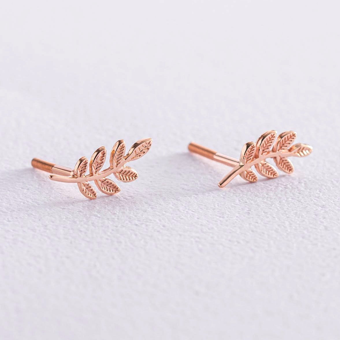 Złote kolczyki w kształcie listków – delikatna i elegancka biżuteria inspirowana naturą. Idealne na prezent i do codziennych stylizacji.