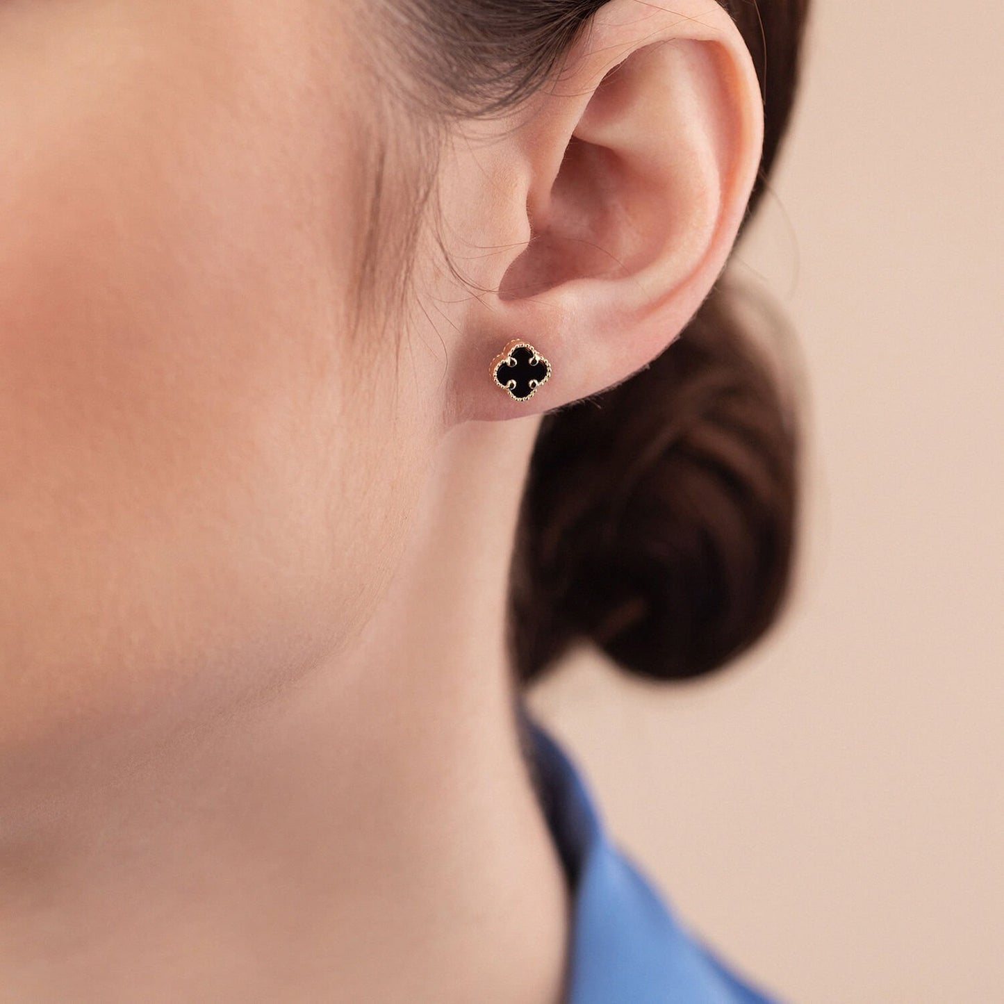 Kolczyki złote z czarną masą perłową. Kolczyki złote damskie. Kolczyki żółte złoto. Kolczyki koniczynki. Kolczyki na prezent.