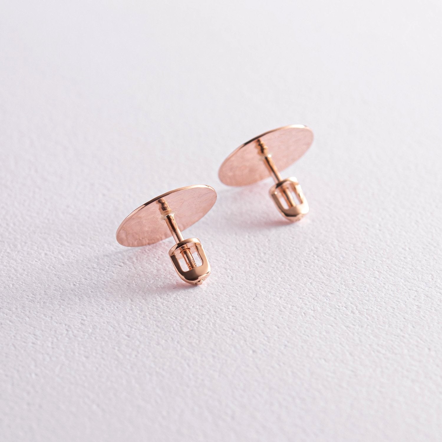 Minimalistyczne złote kolczyki z młotkowaną powierzchnią