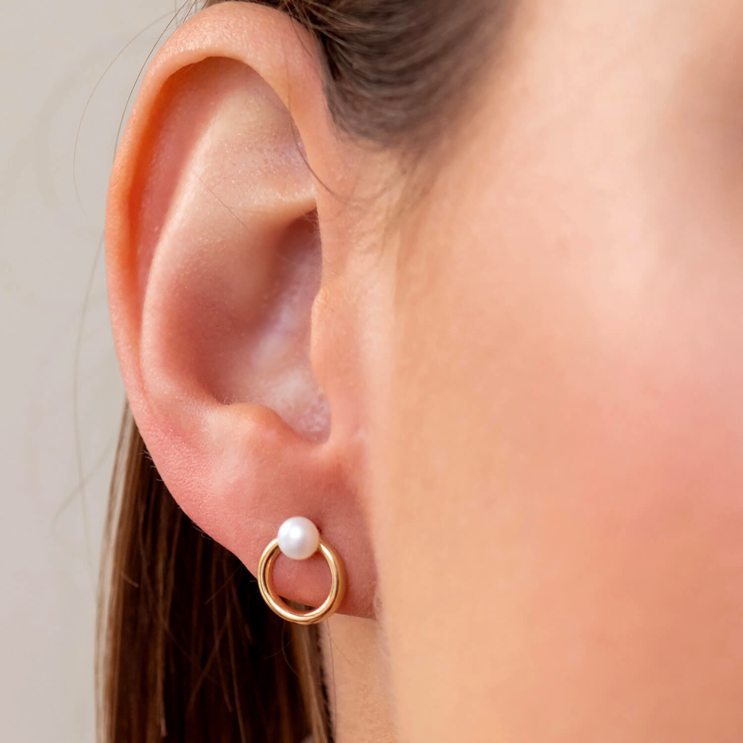 Subtelne złote kolczyki z białą perłą 585