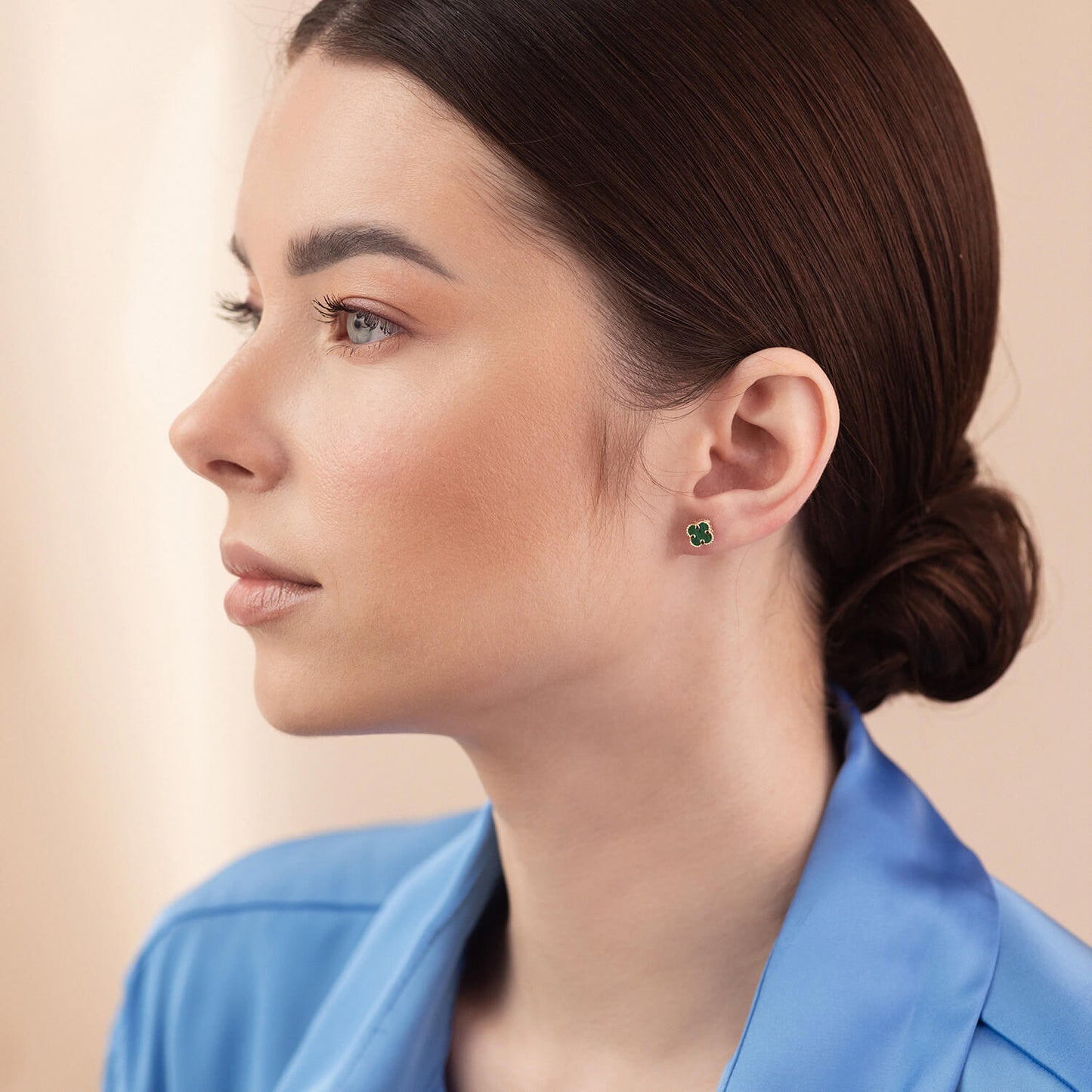 Kolczyki złote z masą perłową. Kolczyki złote damskie. Kolczyki żółte złoto. Kolczyki koniczynki. Kolczyki na prezent.