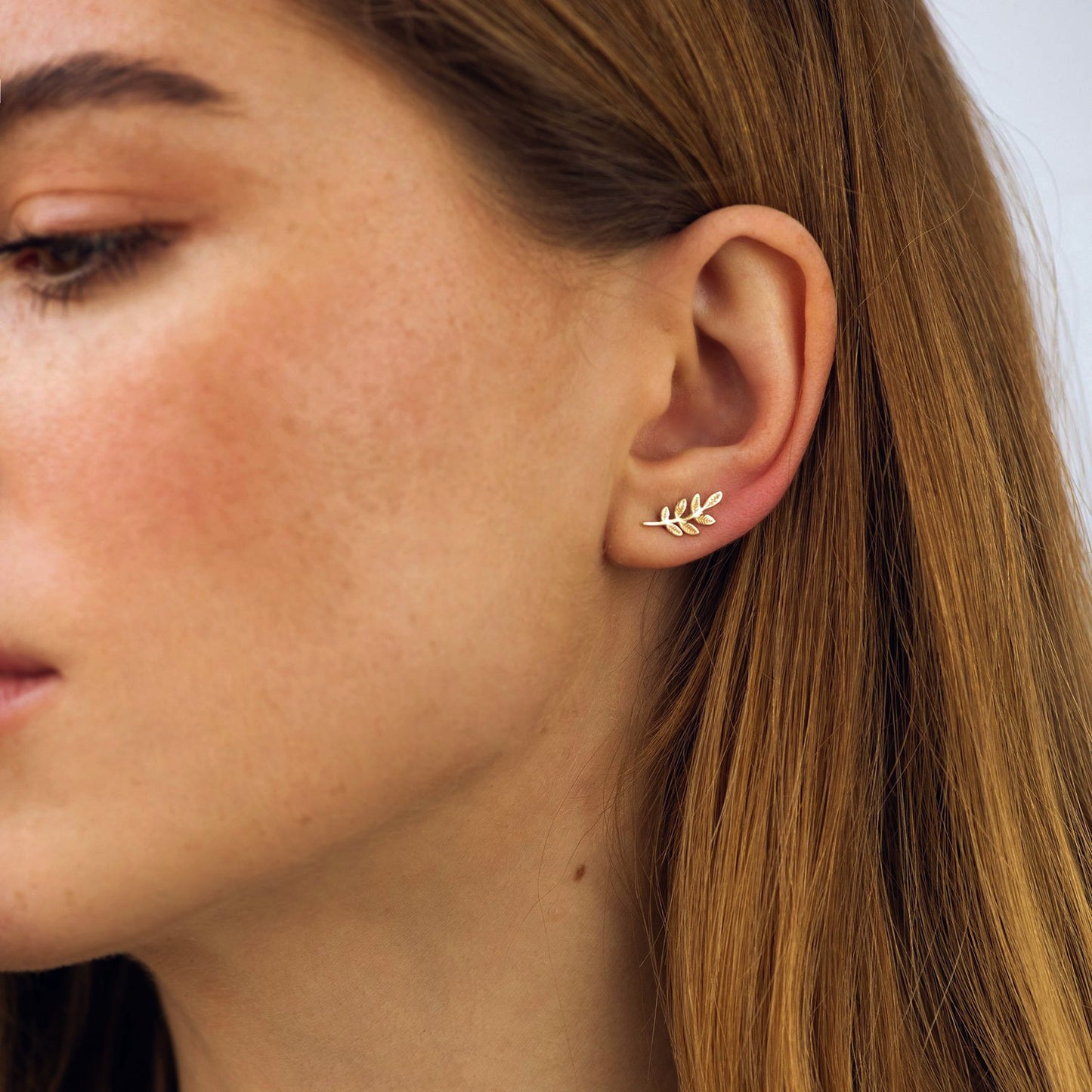 Złote kolczyki w kształcie listków – delikatna i elegancka biżuteria inspirowana naturą. Idealne na prezent i do codziennych stylizacji.