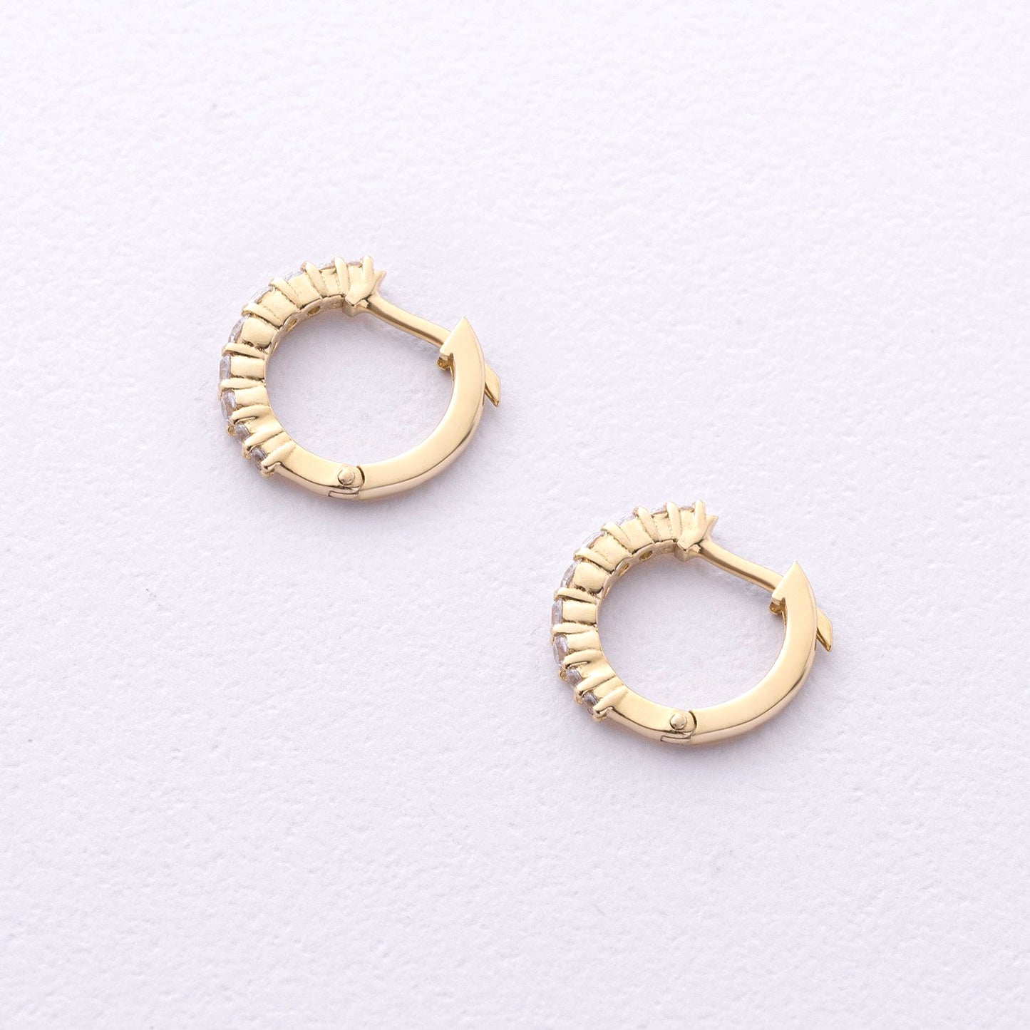 Eleganckie złote kolczyki koła z błyszczącymi cyrkoniami