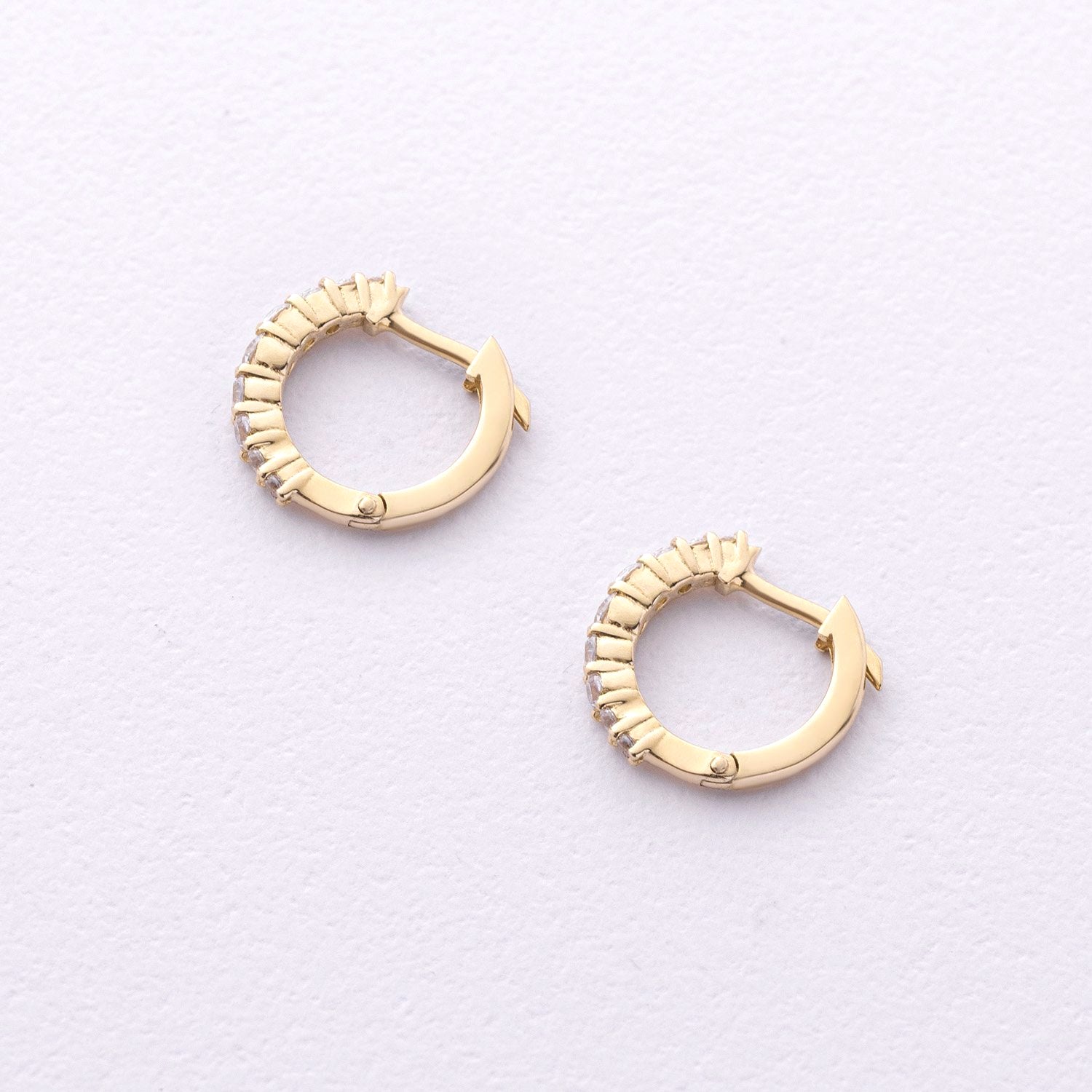 Eleganckie złote kolczyki koła z błyszczącymi cyrkoniami