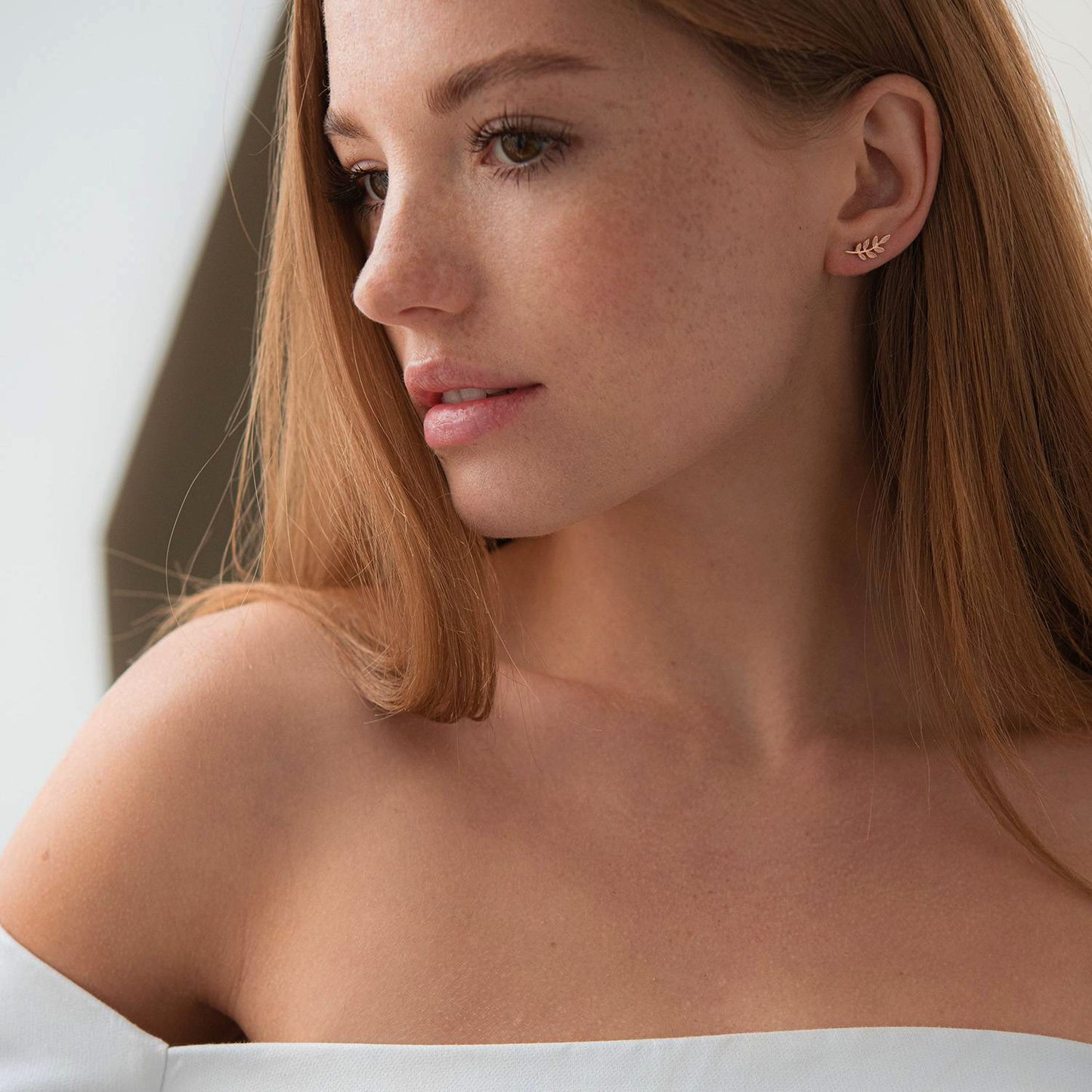 Złote kolczyki w kształcie listków – delikatna i elegancka biżuteria inspirowana naturą. Idealne na prezent i do codziennych stylizacji.